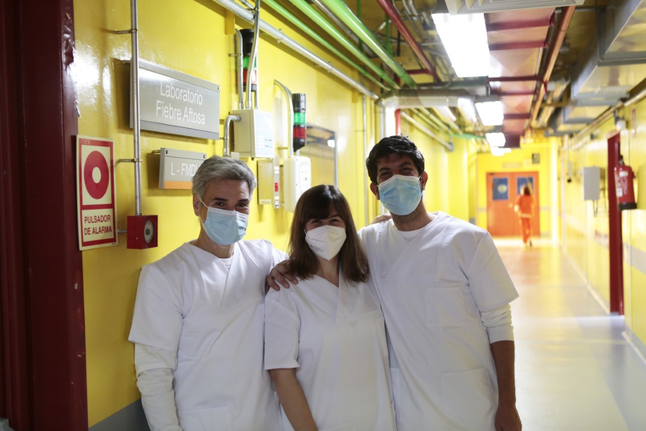 Jos Aym (i), Cristina G. Lucio y Daniel Izeddin, en el Centro de Investigacin en Sanidad Animal (CISA) donde hicieron el reportaje