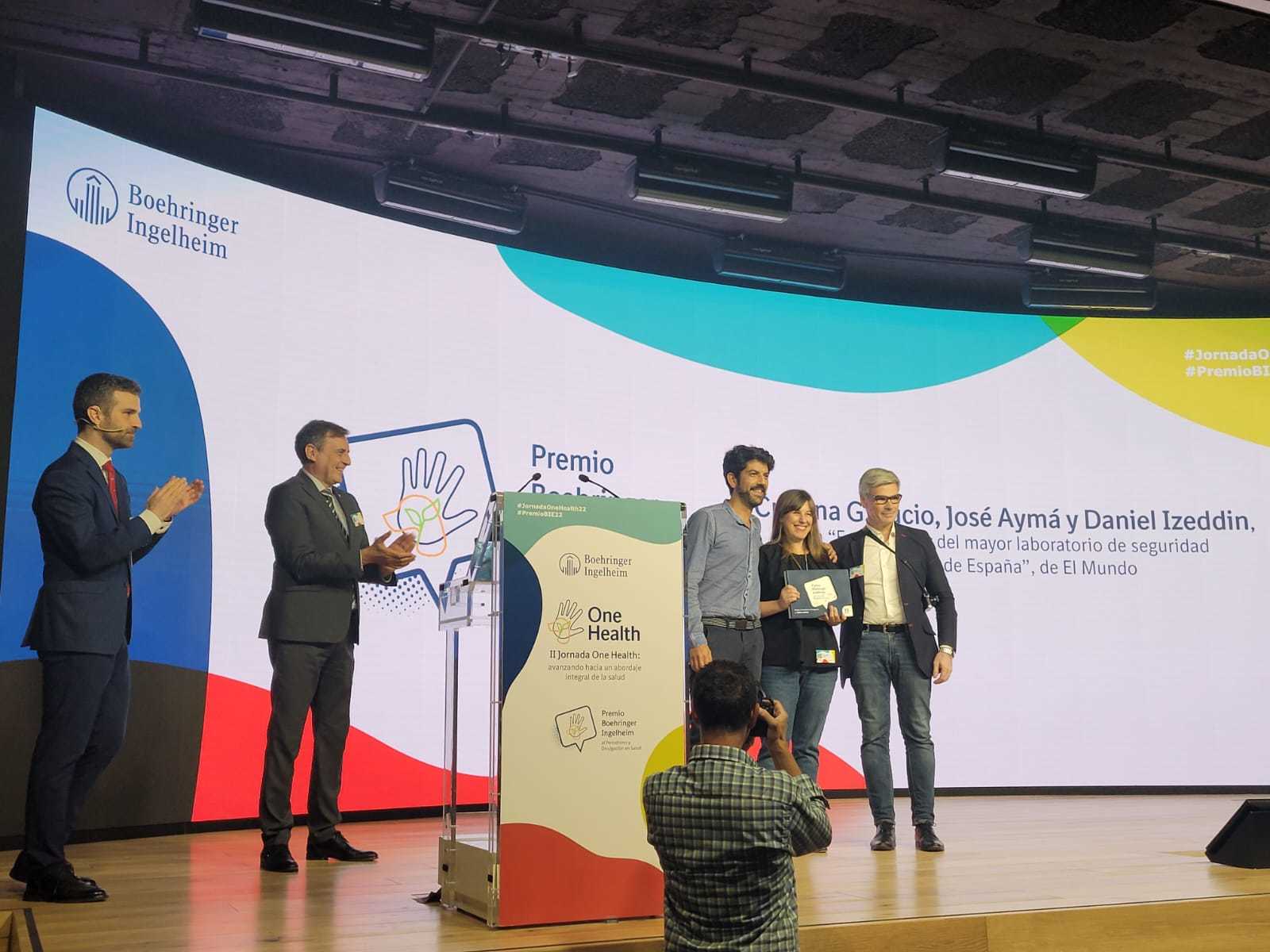 Daniel Izeddin, Cristina G. Lucio y Jos Aym recogiendo el premio en Madrid