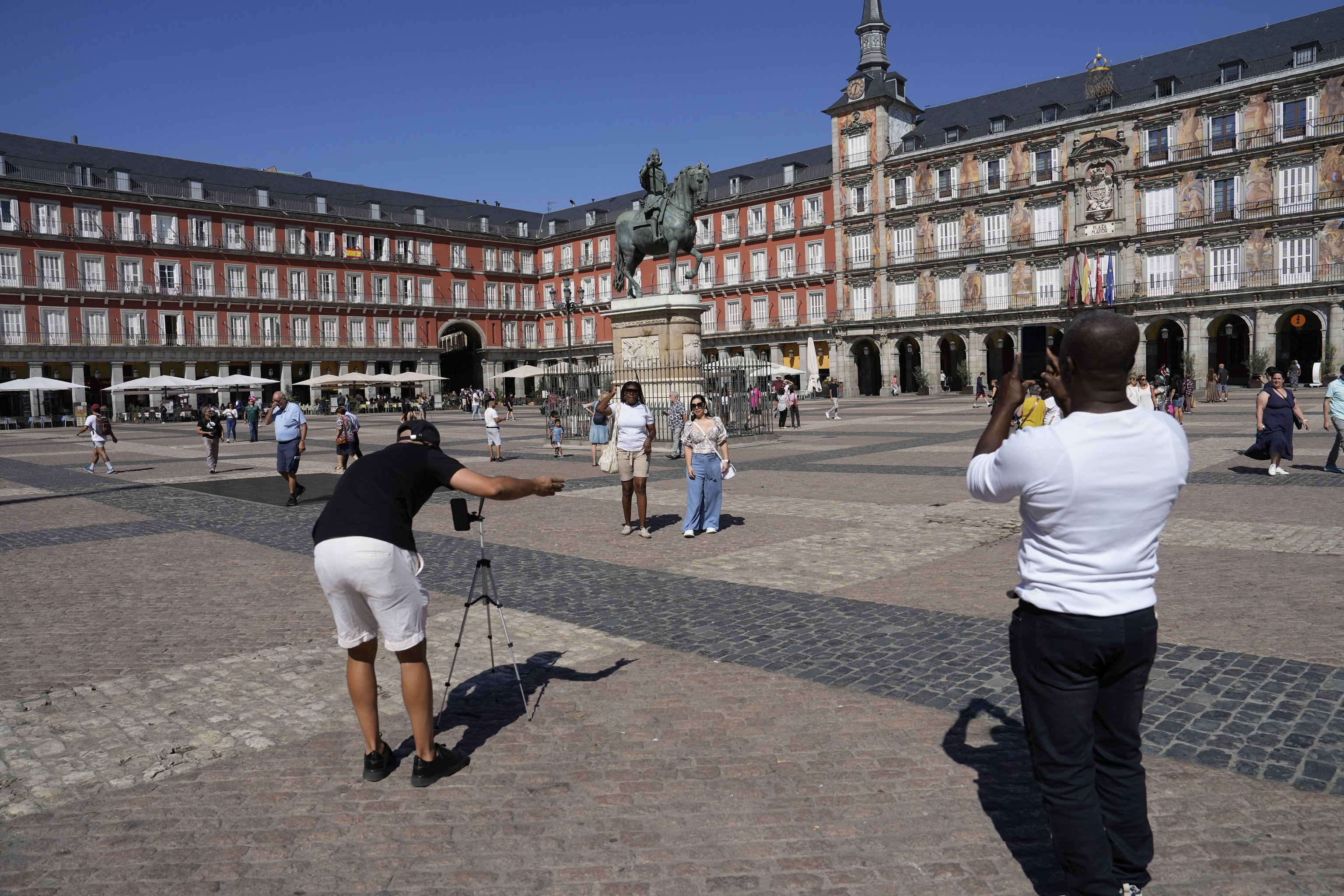 Turistas pasean por la Plaza Mayor de Madrid.