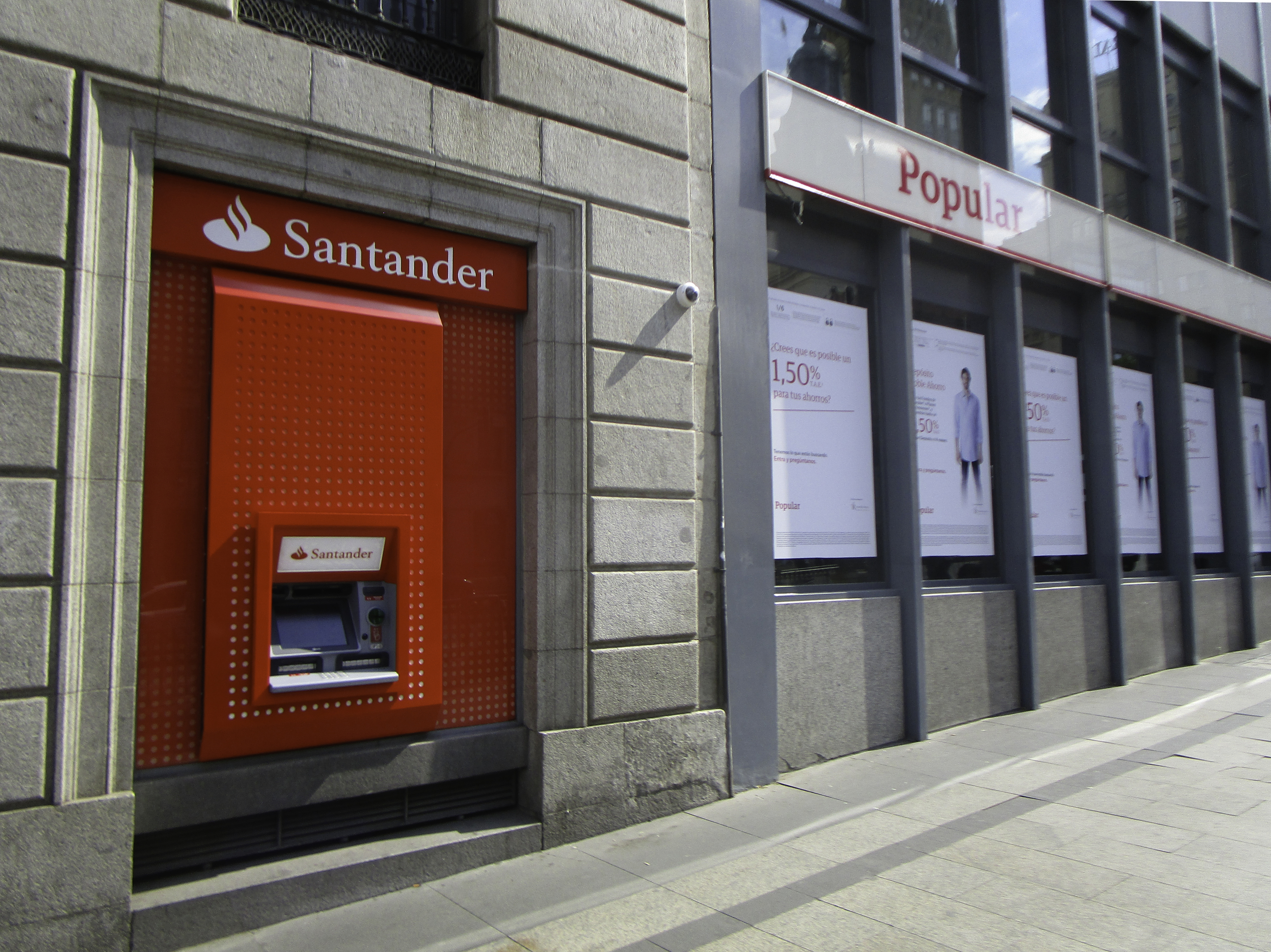 Oficina del Banco Popular junto a un cajero del Santander.