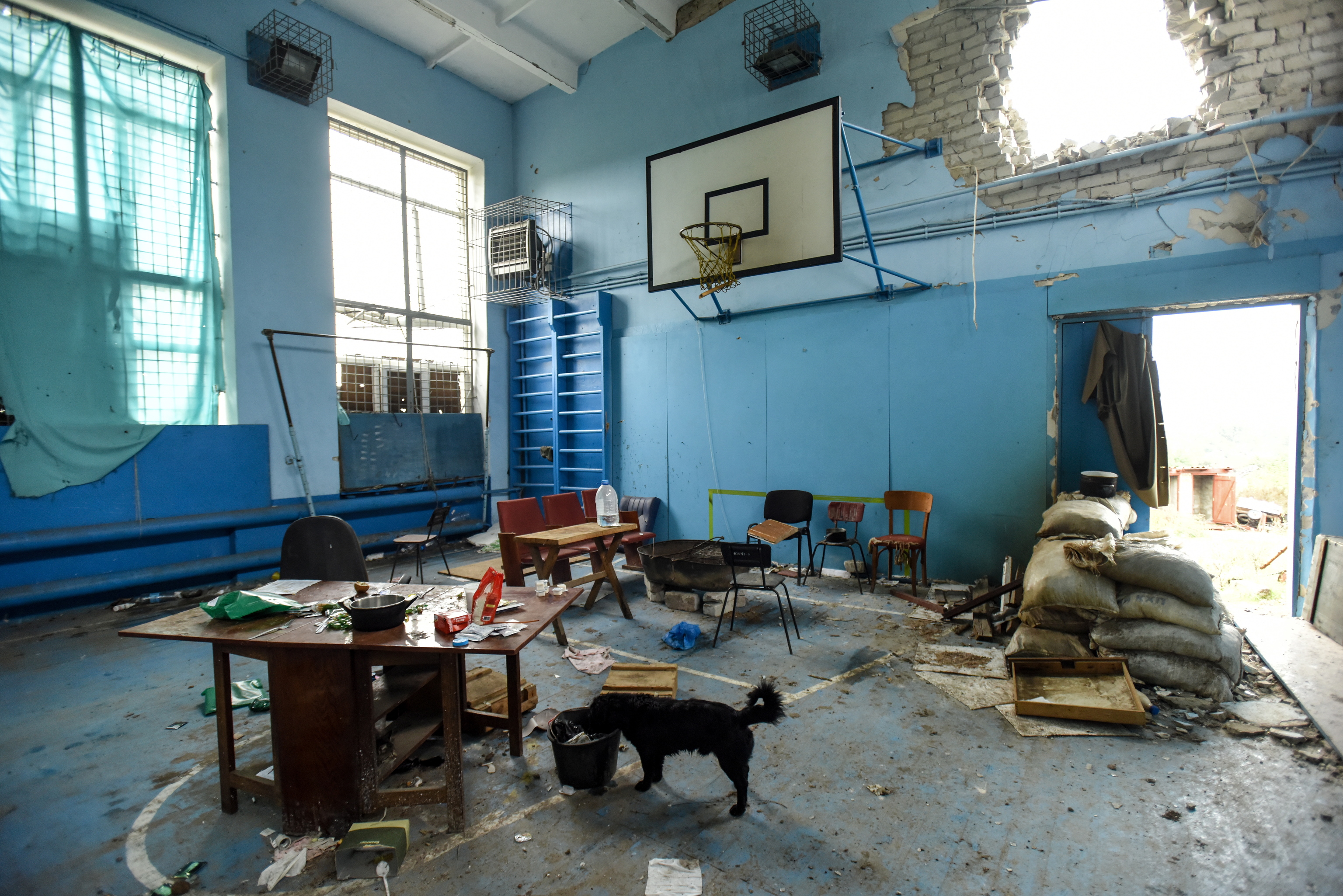 Un gimnasio de un colegio tras el paso de los rusos por Kamianka (Járkov).