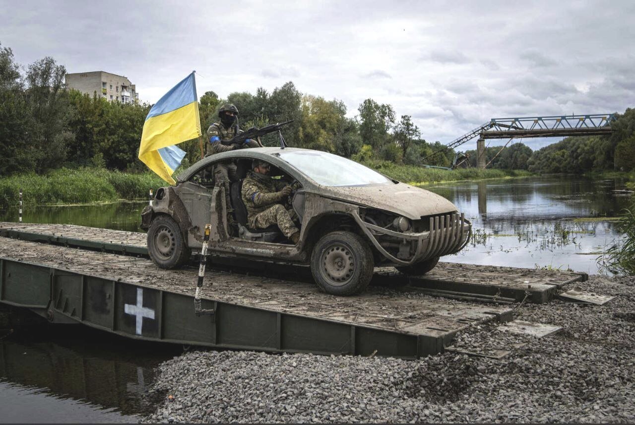 Un coche reforzado y usado por las tropas ucranianas.