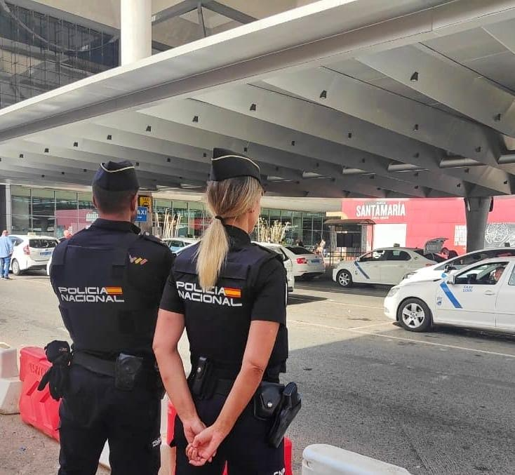 Dos policas nacionales en la parada de taxis del aeropuerto de Mlaga.