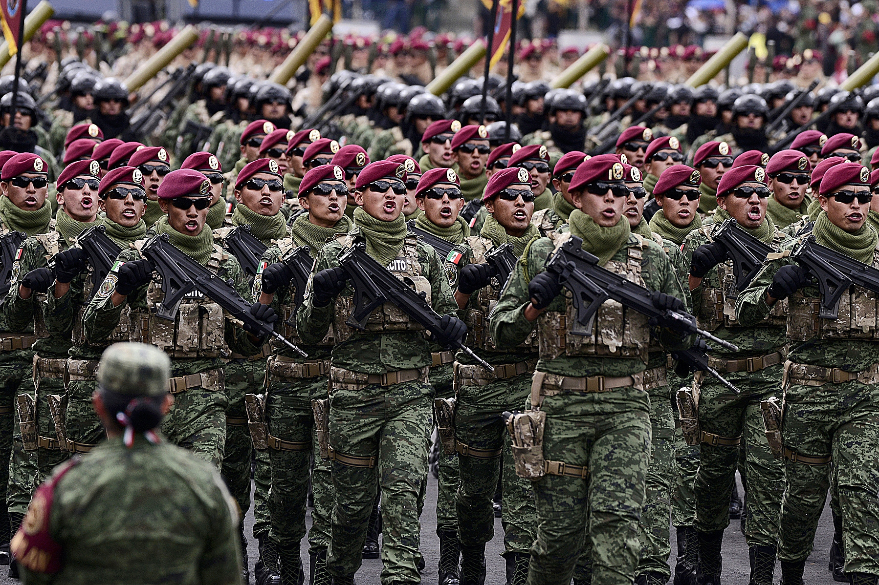 Soldados participan en un desfile cívico-militar en Ciudad de México.
