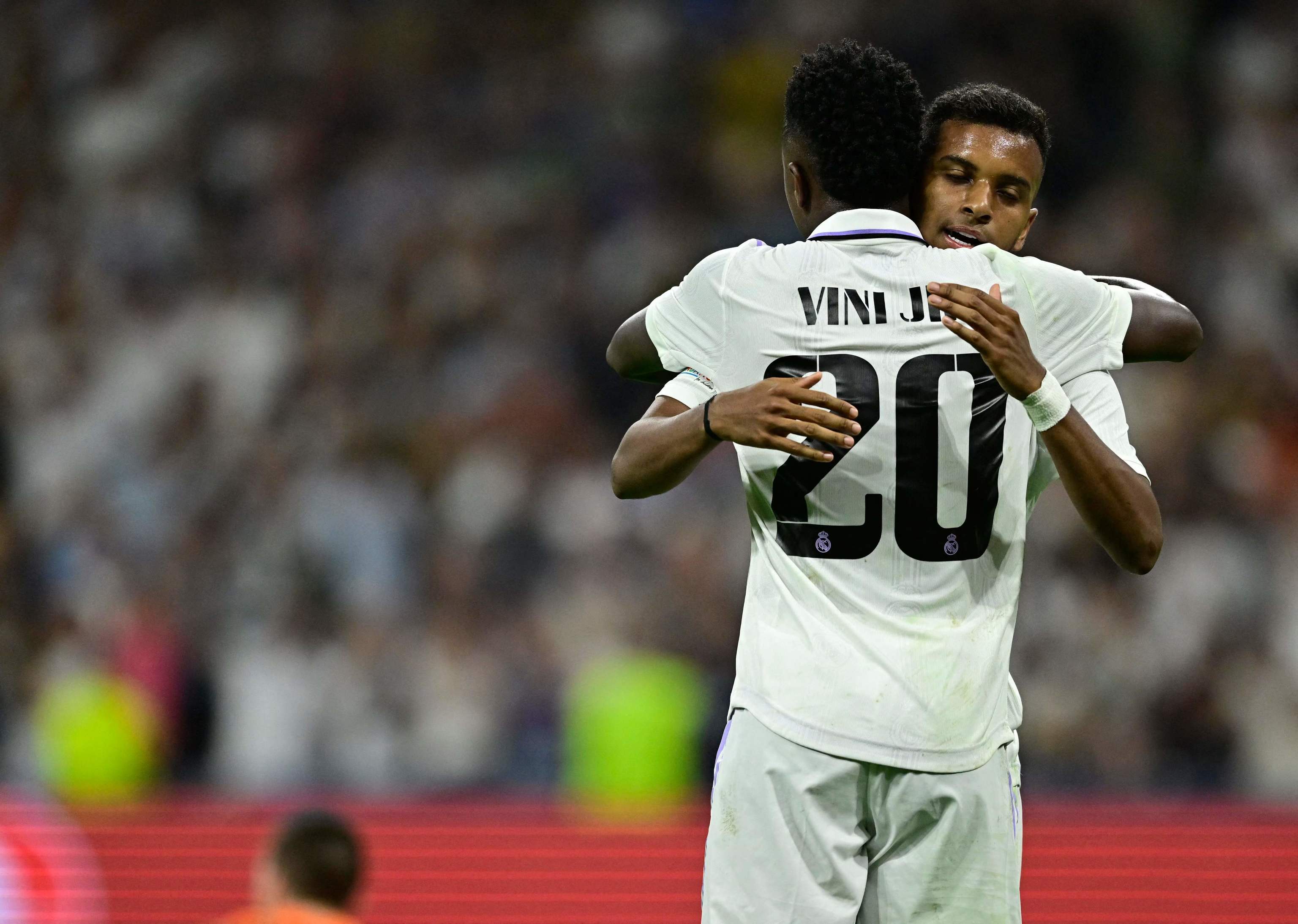 Vinicius y Rodrygo se abrazan tras uno de los goles al Shakhtar.