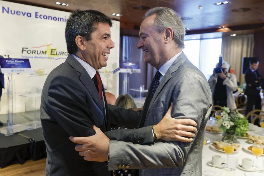 Carlos Mazn abraza al ex presidente valenciano Alberto Fabra.