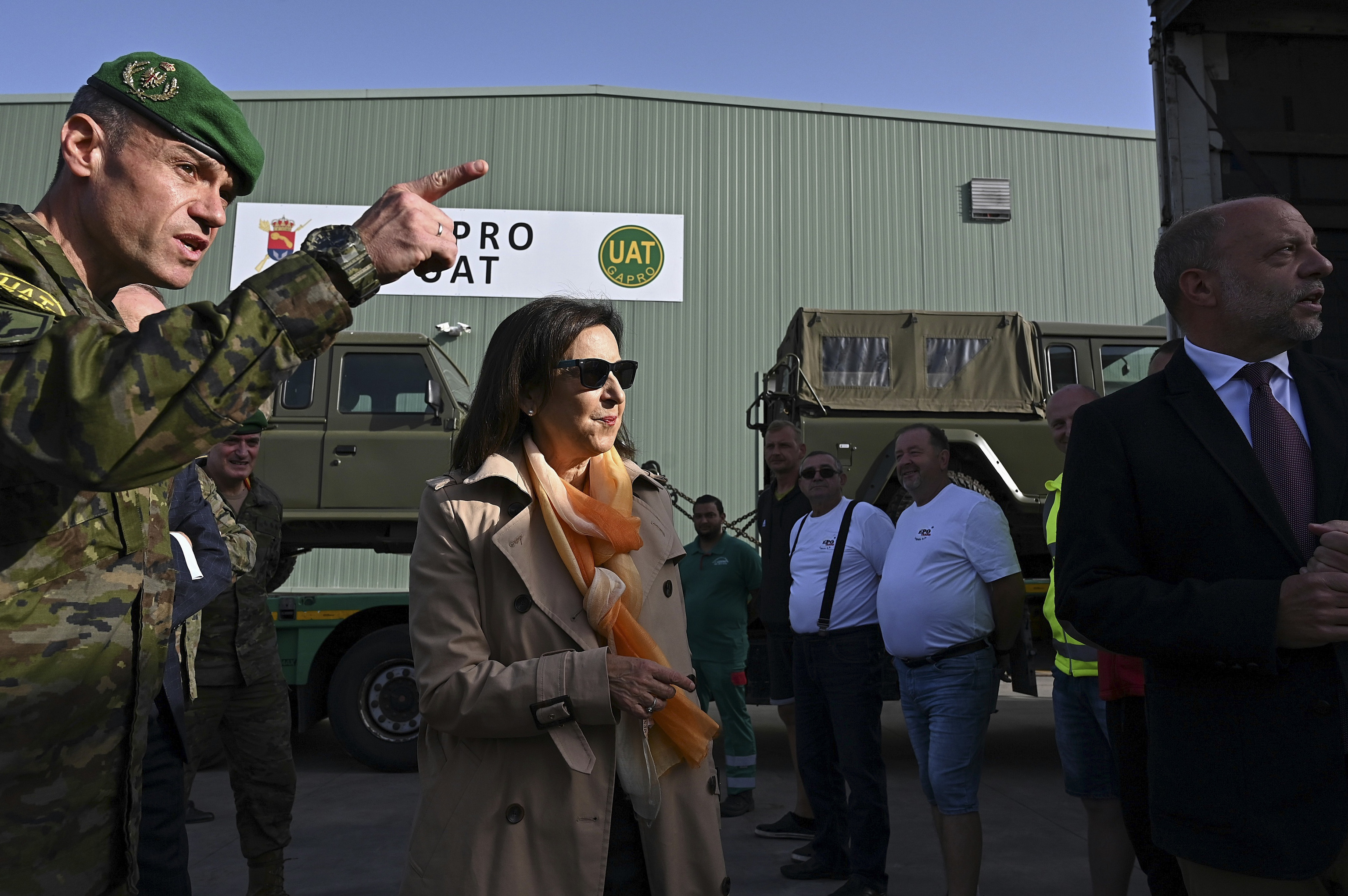 Margarita Robles visita el Grupo de Apoyo a la Proyección, donde parte material de ayuda a Ucrania.