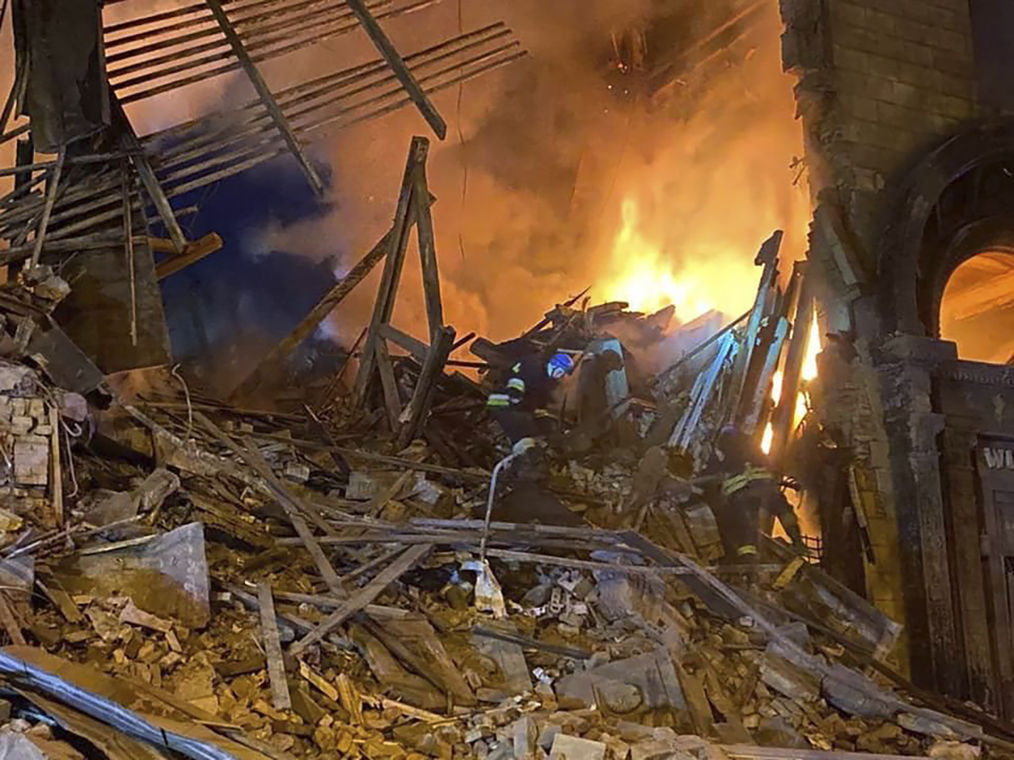 Edificio de Zaporiyia alcanzado por un bombardeo de Rusia