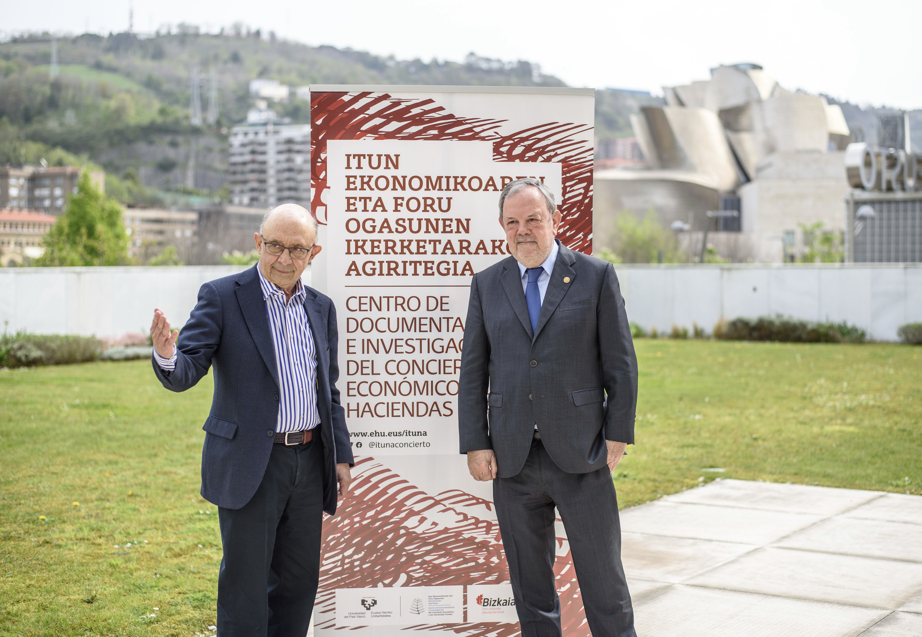 El ex ministro Montoro junto al consejero Pedro Azpiazu durante un encuentro sobre el Concierto Econmico celebrado en Bilbao.
