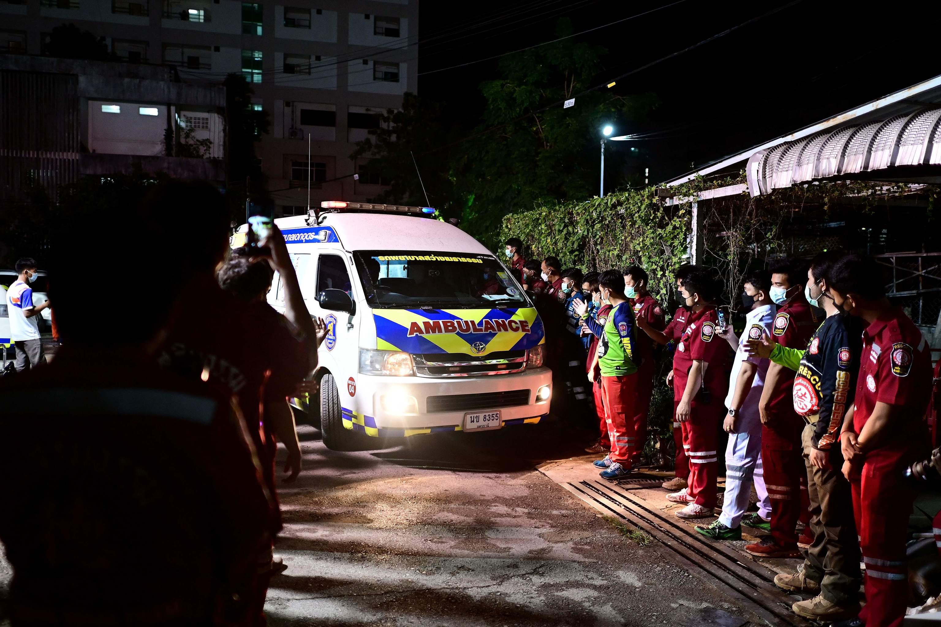 Una ambulancia traslada a las víctimas.