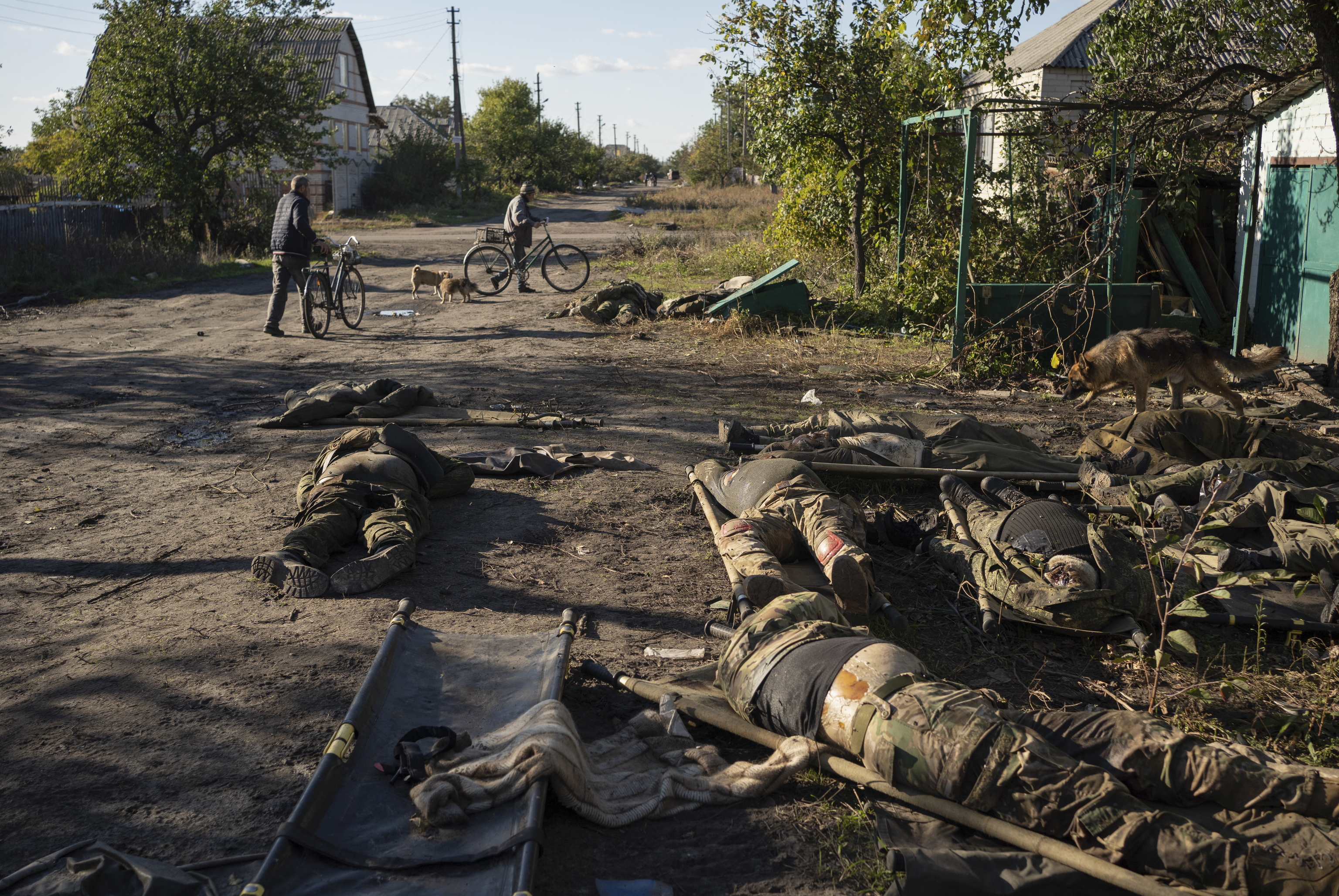 Cadáveres de soldados rusos en una calle de la recién recapturada ciudad de Limán, Ucrania.