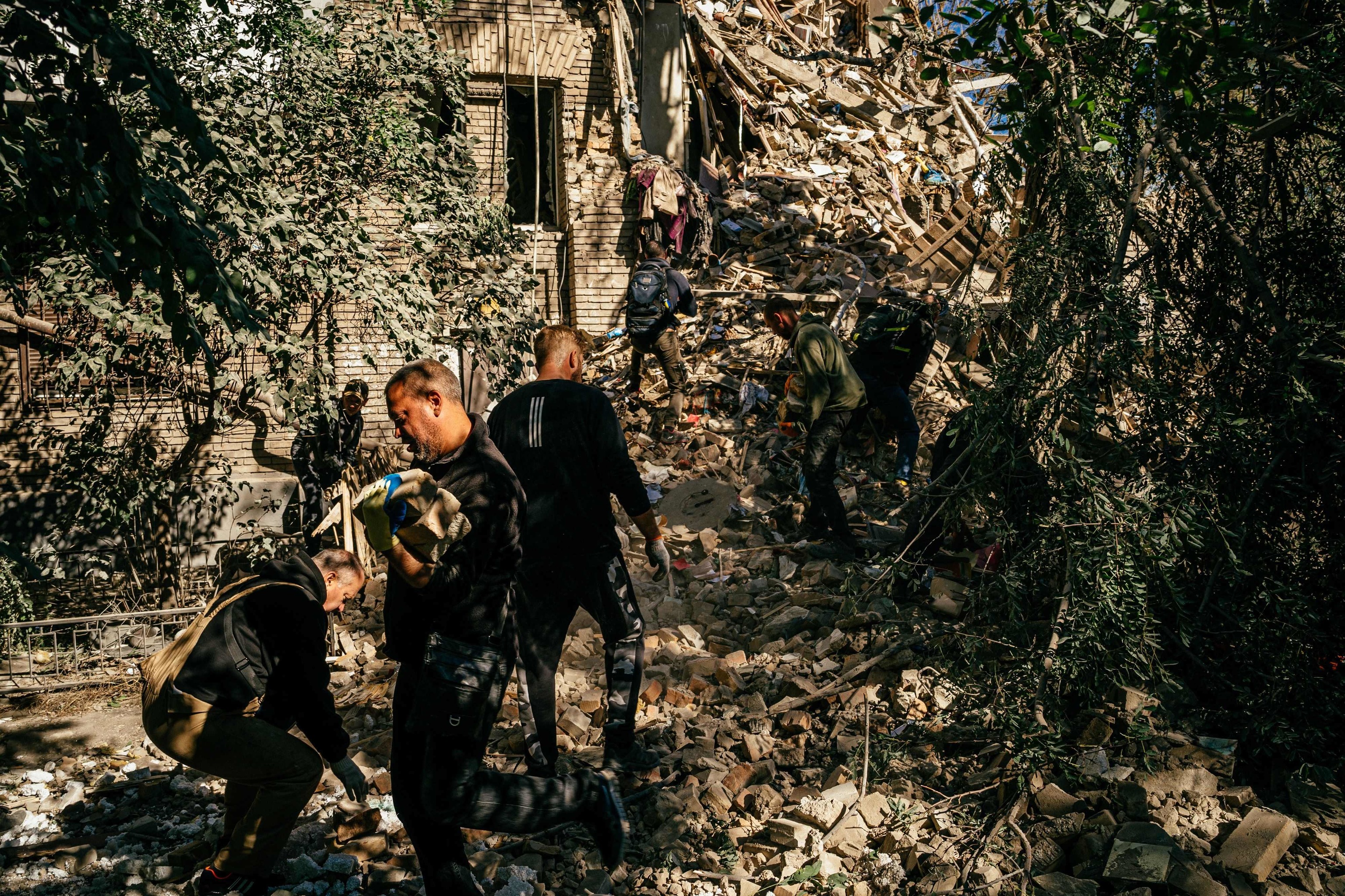 Buscan entre los escombros neuvas víctimas del ataque a Zaporiyia.