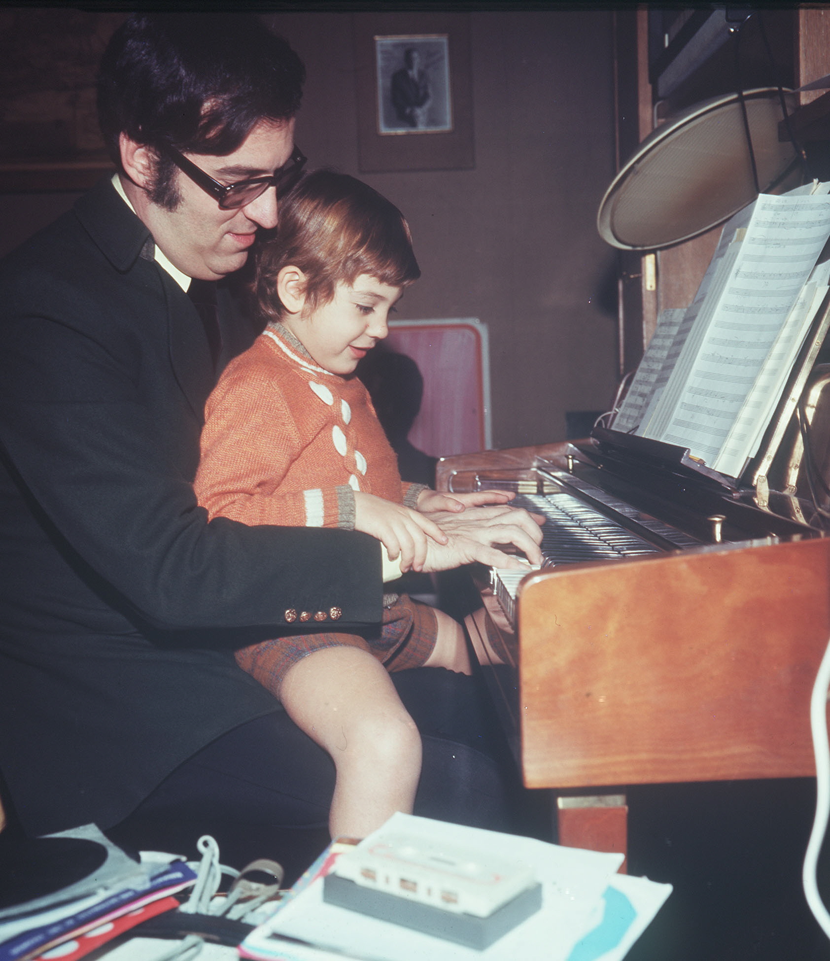 Augusto Alguer, padre e hijo, tocando el piano en los 60.