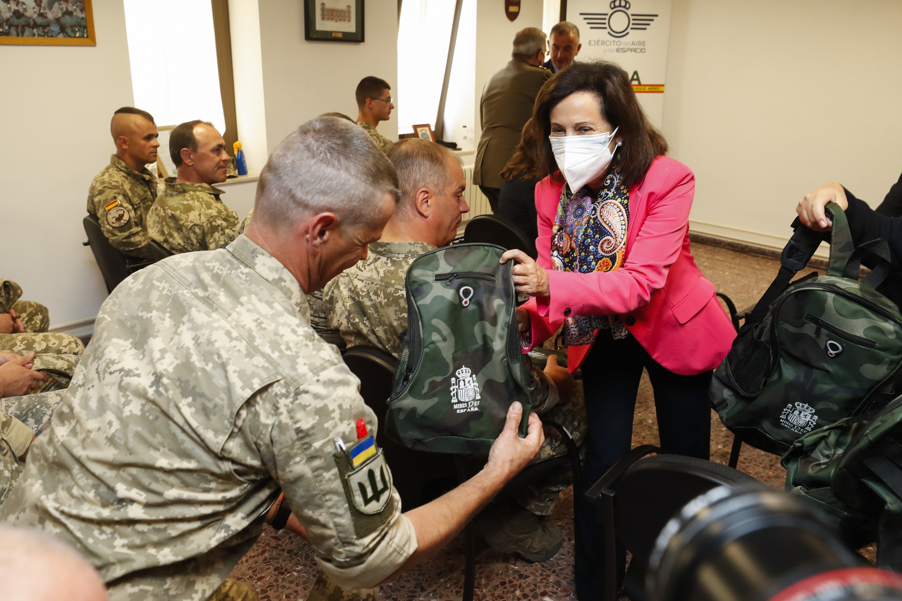 Margarita Robles durante su visita a las tropas ucranianas