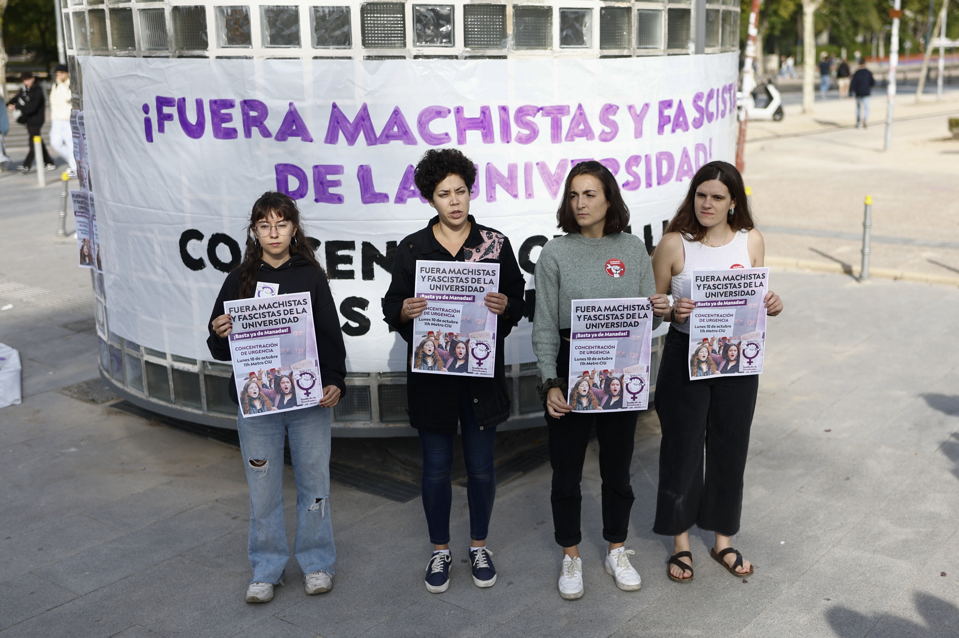 Concentración convocada por el Sindicato de Estudiantes en protesta por los gritos machistas del Colegio Mayor Elías Ahuja