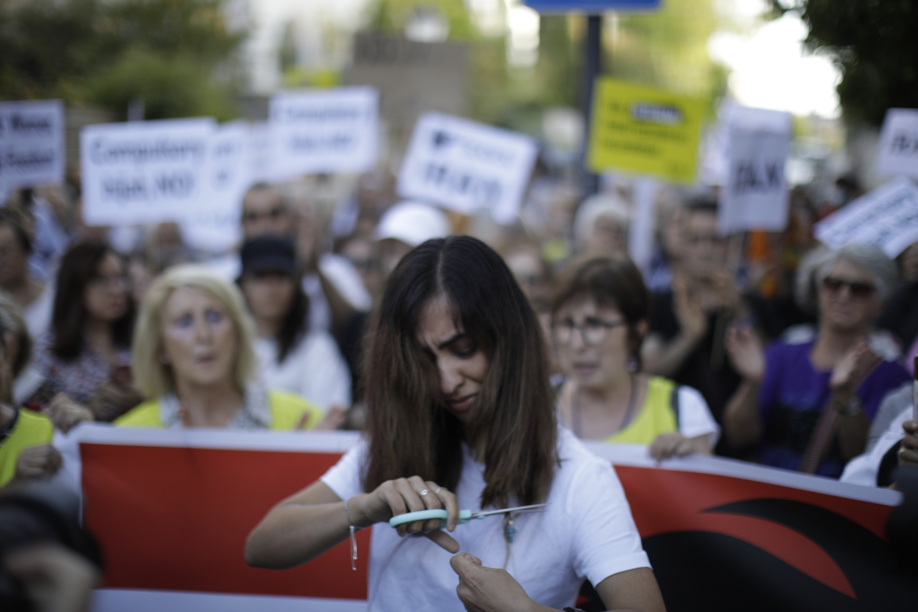 Una joven se corta el pelo en una protesta ante la Embajada de Irán en Madrid
