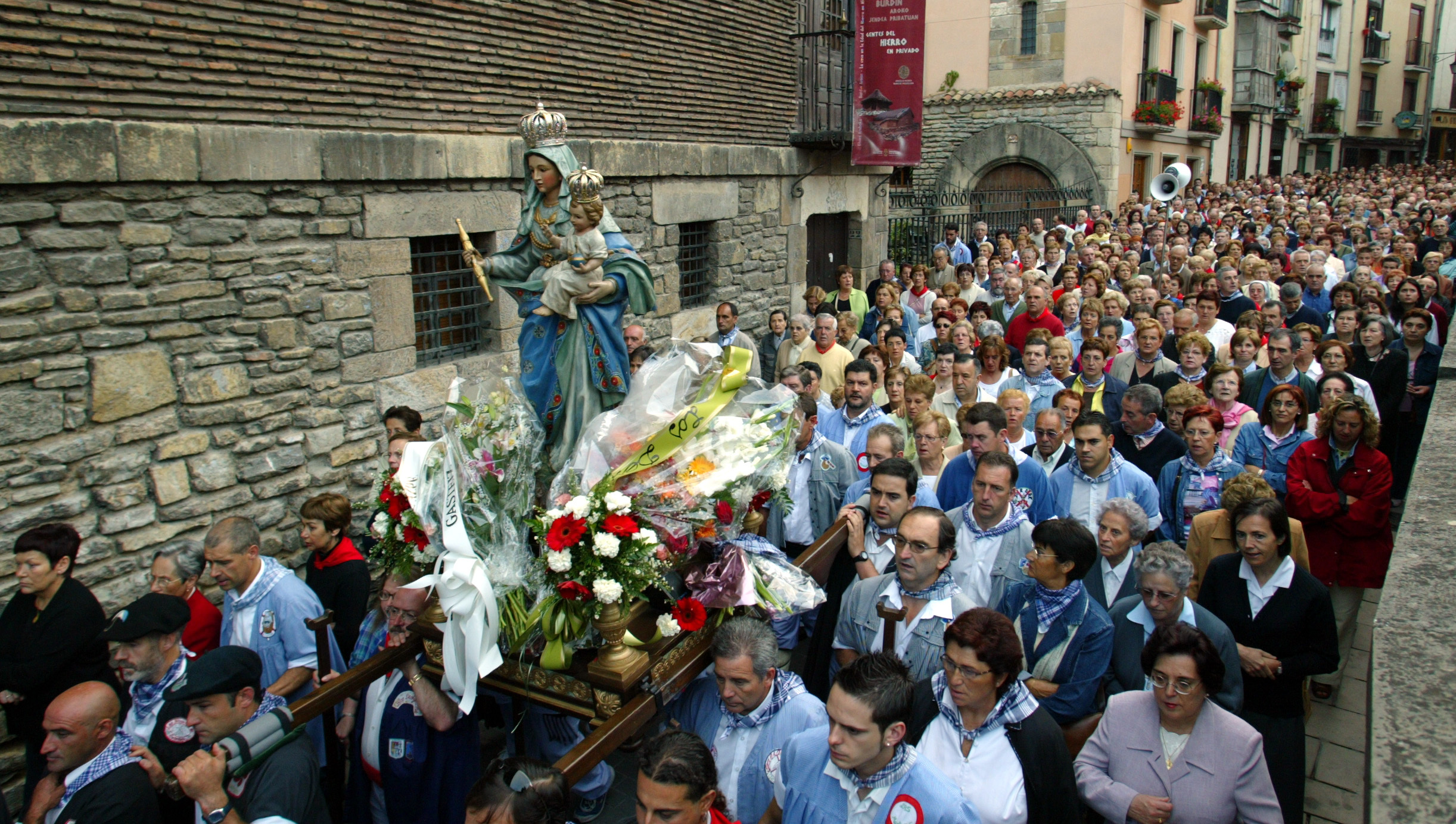 Rosario de la aurora, durante las Fiestas de la Virgen Blanca de Vitoria.