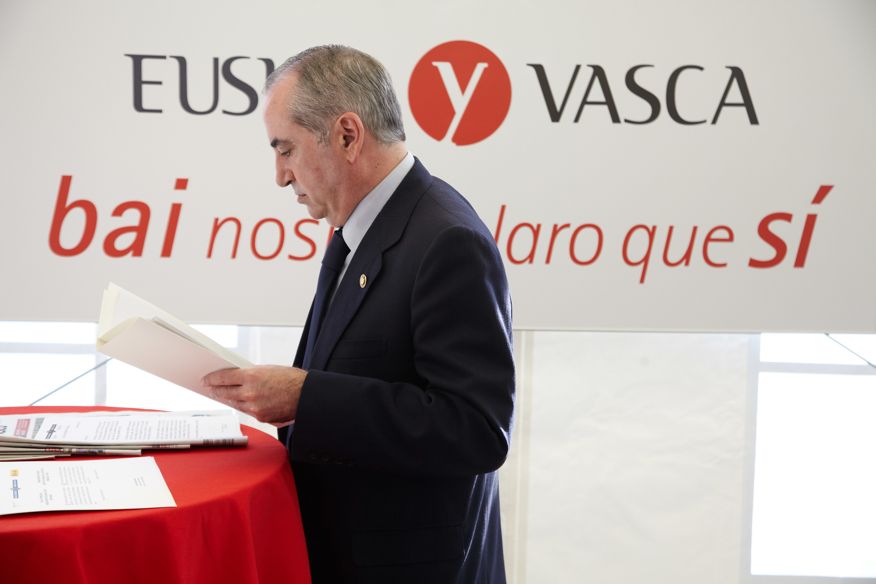 El consejero Iaki Arriola consulta documentacin en una carpa del Gobierno vasco en las obras del TAV en Astigarraga en marzo de 2012.