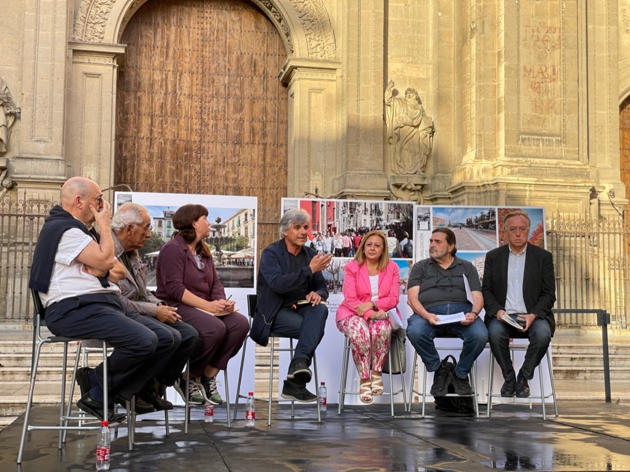 Participantes de la jornada en torno a la ciudad que queremos en la plaza de las Pasiegas, frente a la Catedral de Granada.