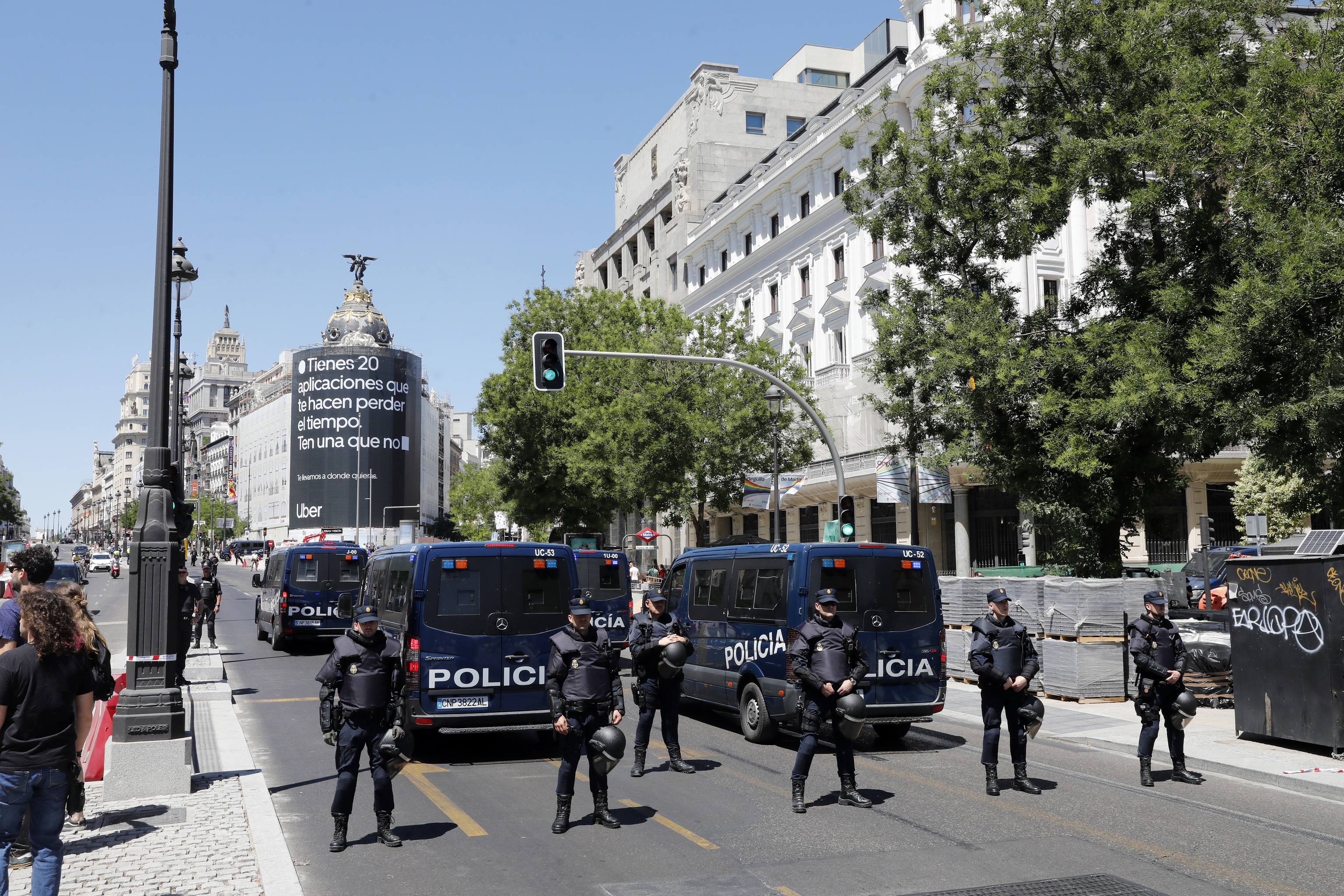 Policías cortan el tráfico en calle Alcalá
