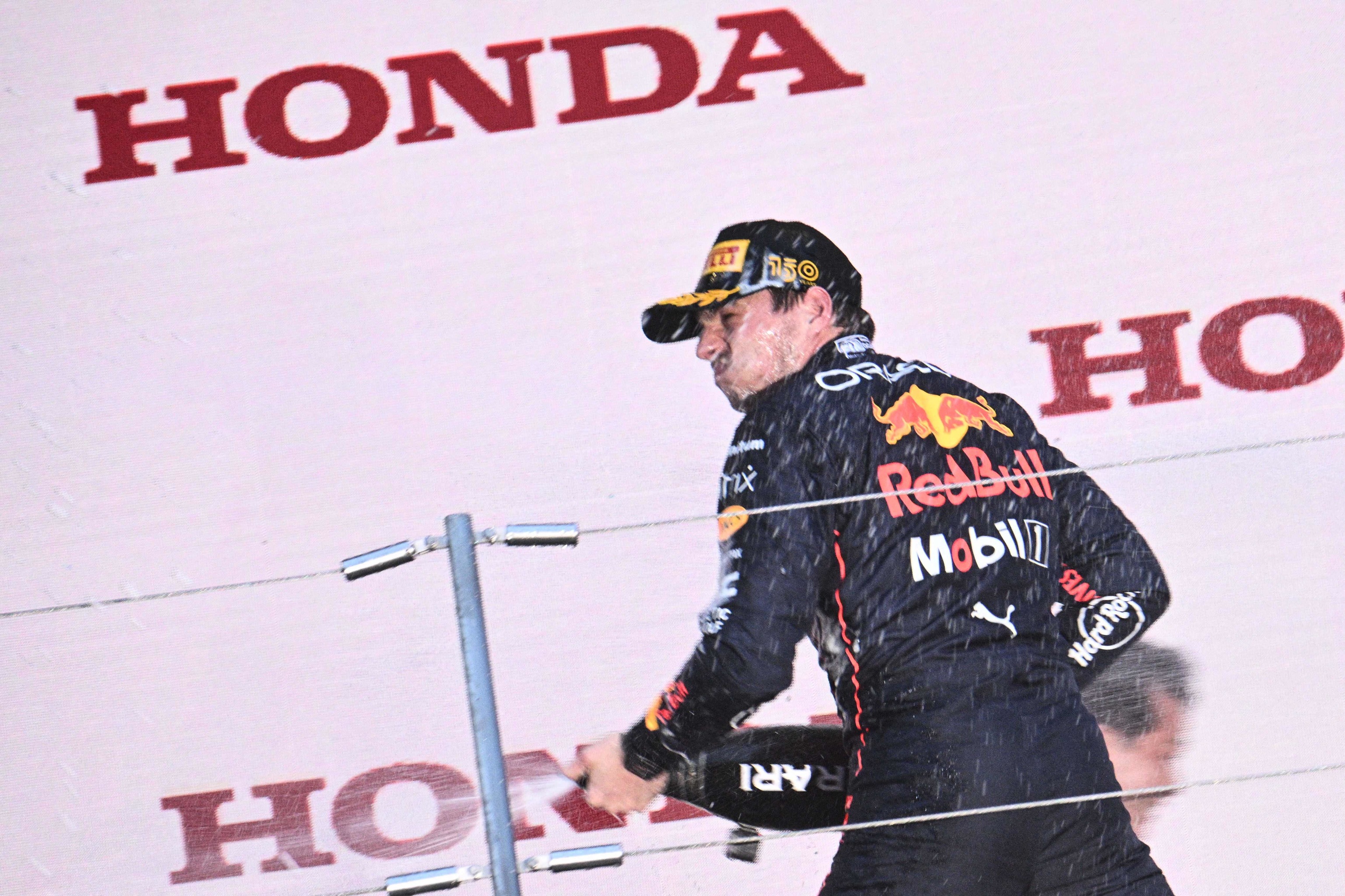Verstappen, con el champn, en el podio de Suzuka.