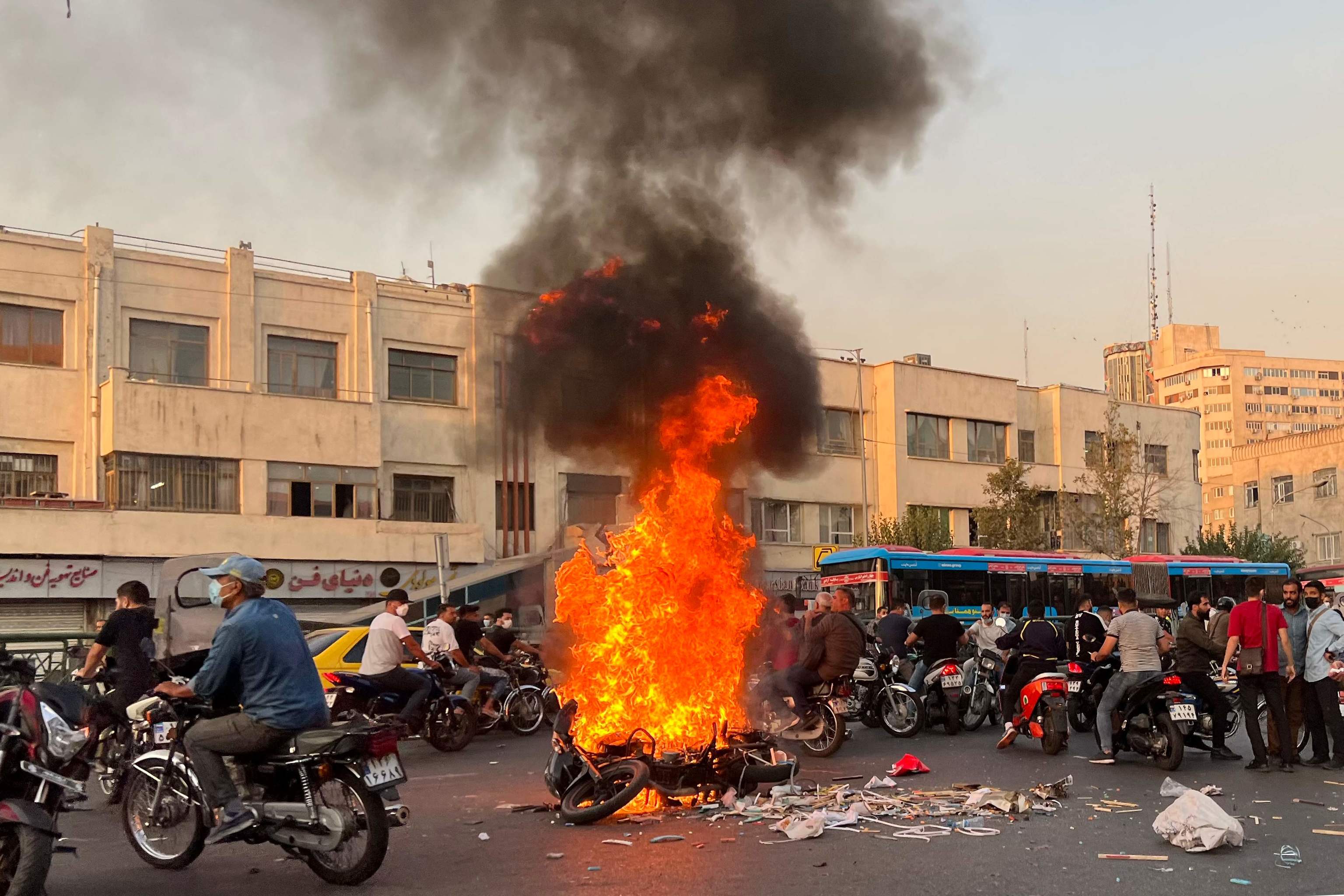 Manifestantes queman neumticos en Tehern.
