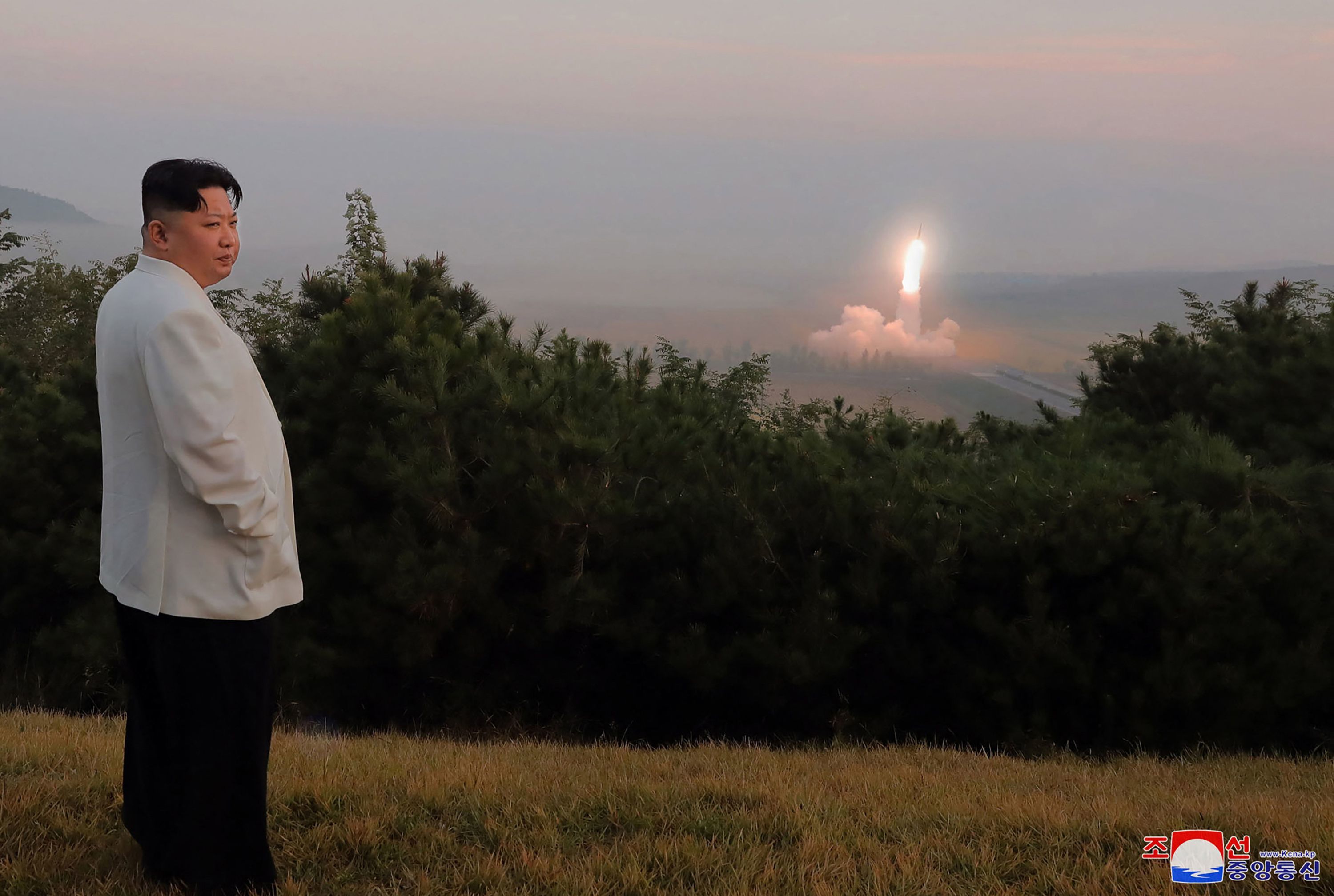 El lder norcoreano, Kim Jong-un, observa el lanzamiento de un misil.
