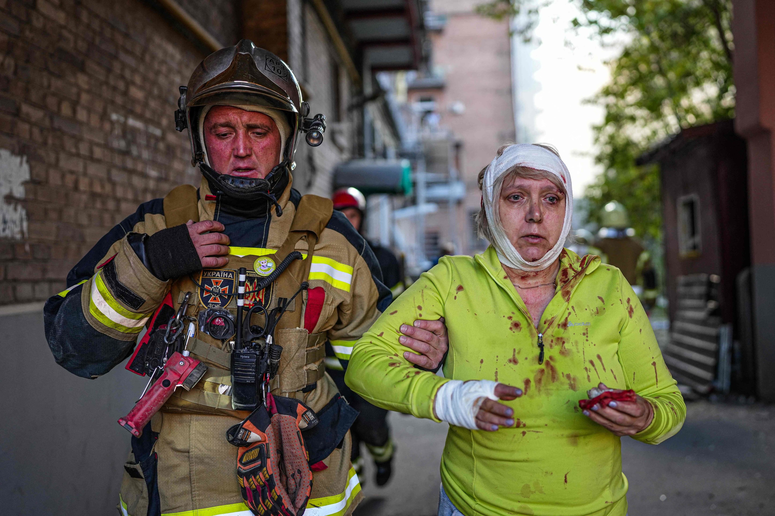Un socorrista ayuda a una mujer despus de que varios ataques misiles alcanzaran Kiev este lunes.