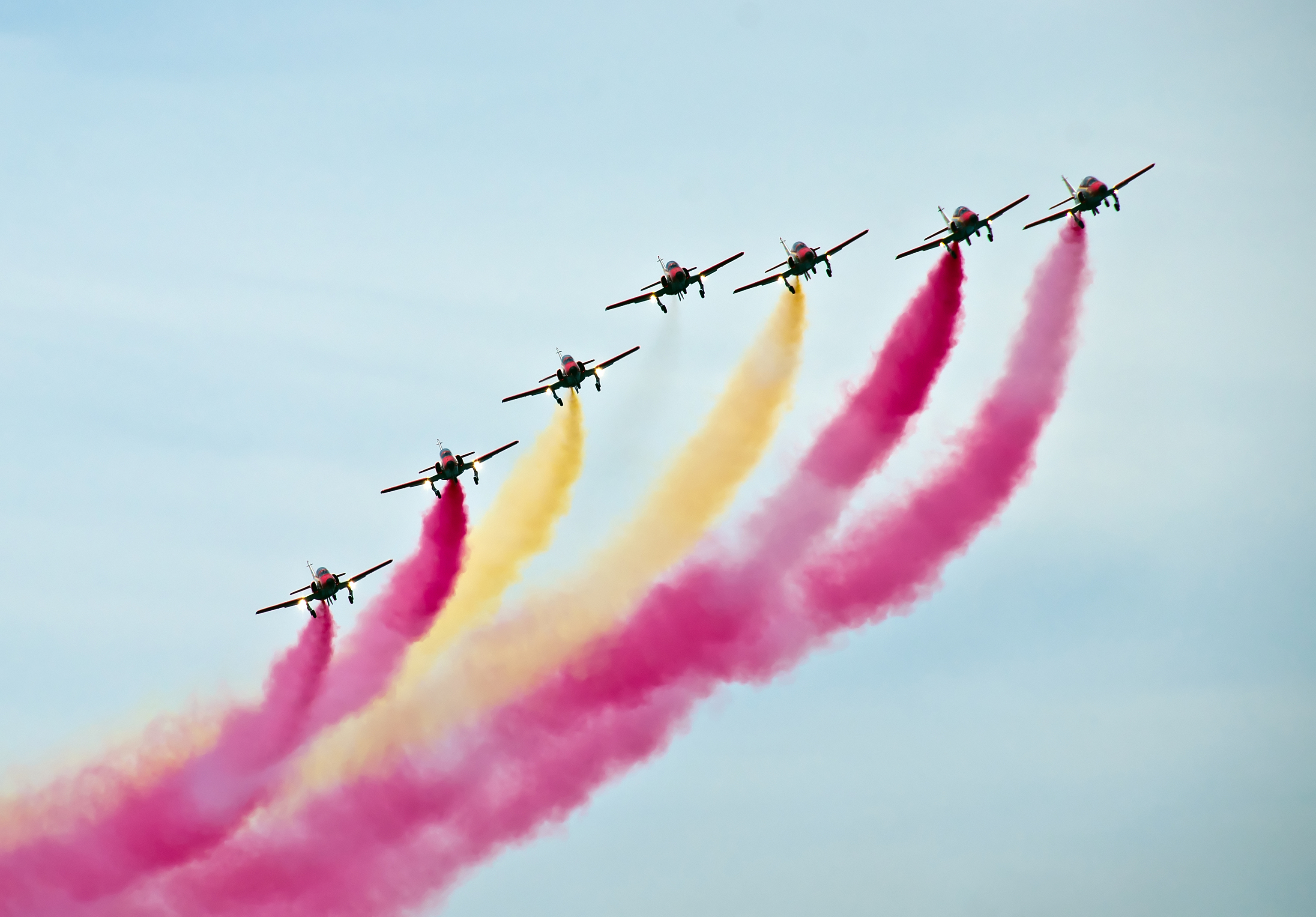 Aviones de la Patrulla Águila del Ejército del Aire dibuja la bandera de España en el cielo.