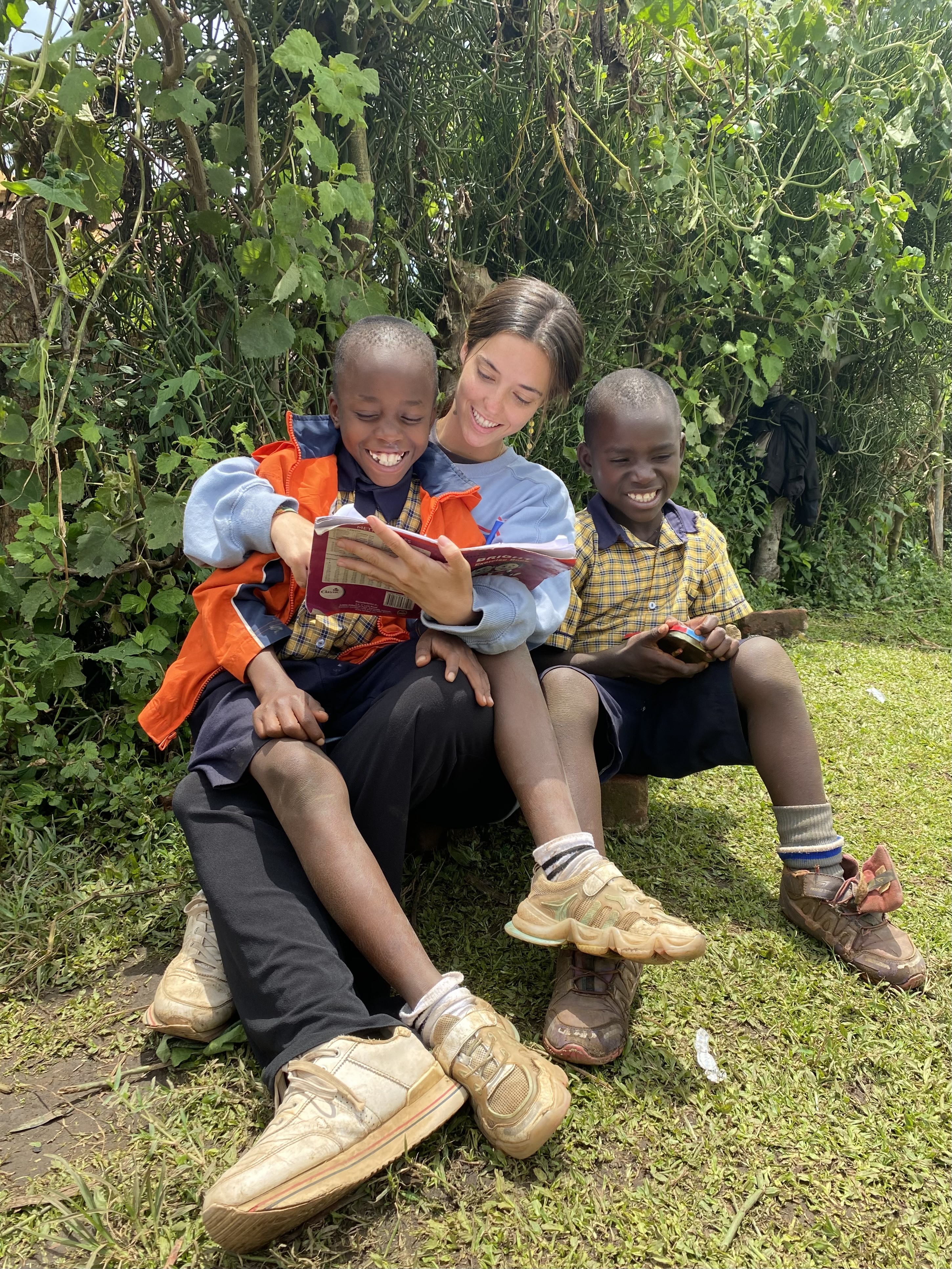 Mara, con nios a los que ensea ingls en Uganda.