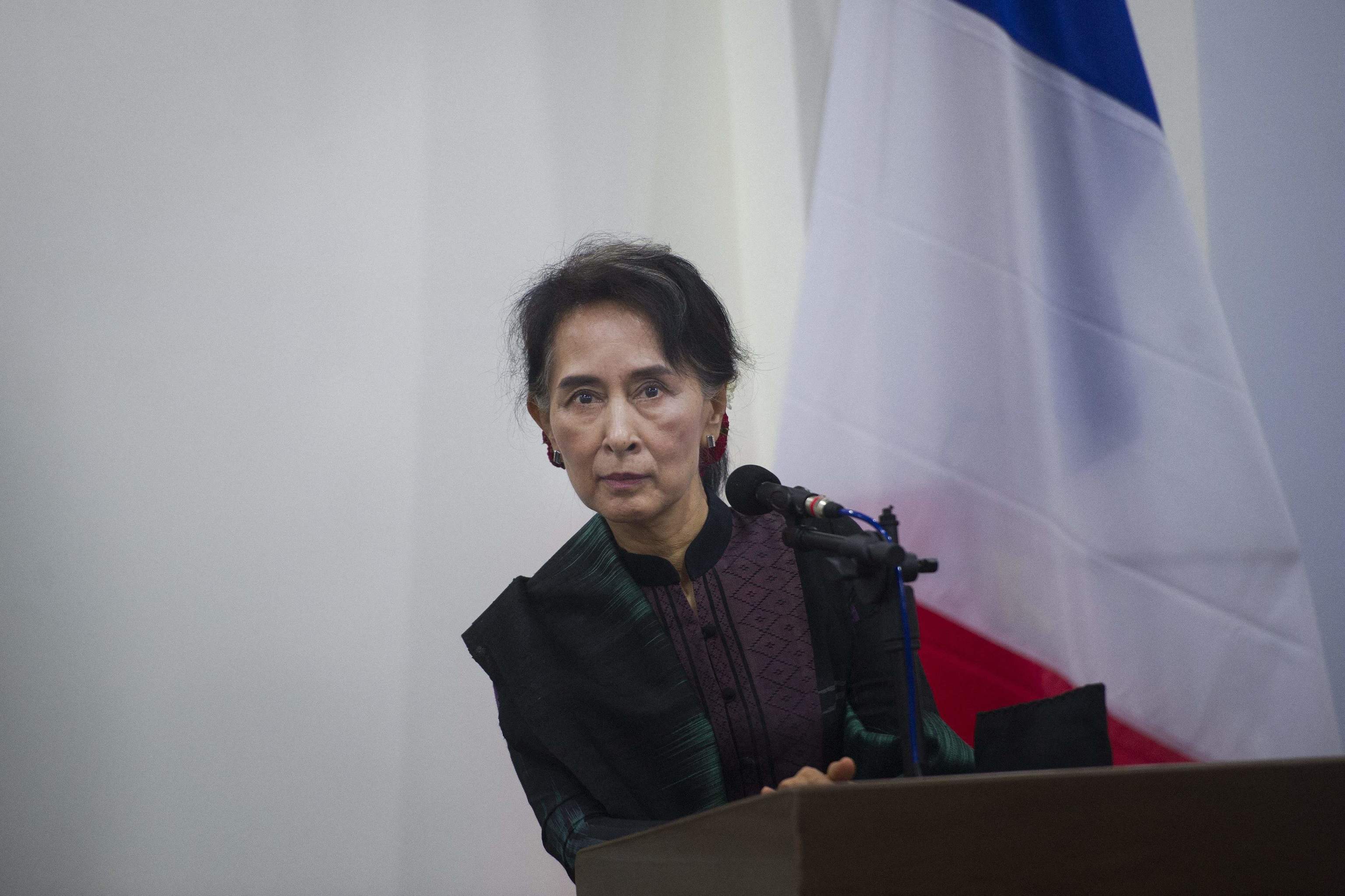 oto de archivo tomada el 17 de junio de 2016, la consejera de Estado y ministra de Asuntos Exteriores de Myanmar, Aung San Suu Kyi, asiste a una rueda de prensa conjunta con el ministro de Asuntos Exteriores francs, Jean-Marc Ayrault, en Naypyidaw. - Un tribunal de la junta de Myanmar conden a la destituida lder Aung San Suu Kyi a otros seis aos de prisin por corrupcin el 12 de octubre de 2022, dijo una fuente con conocimiento del caso, lo que eleva el tiempo total de prisin de la premio Nobel a 26 aos.