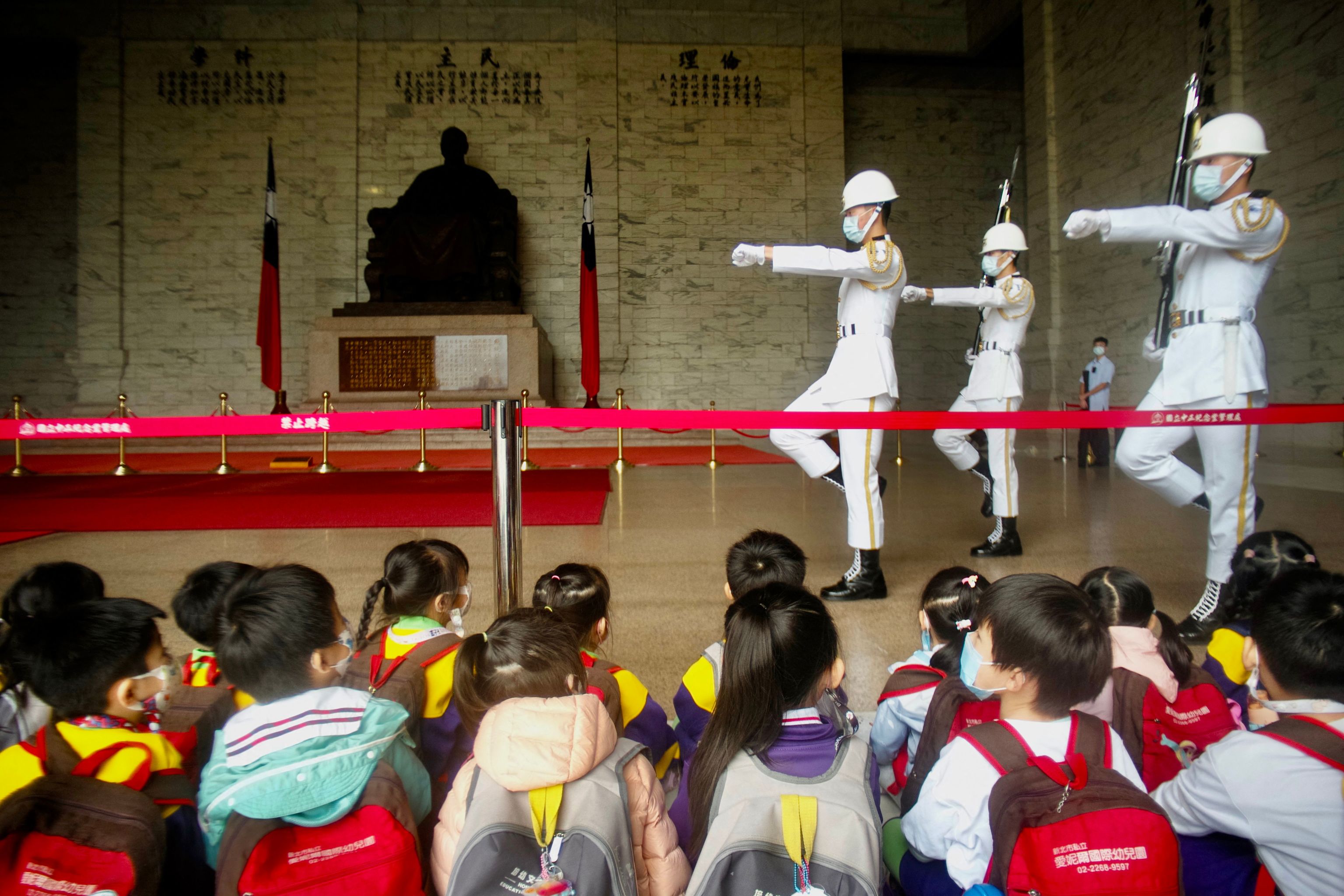 Guardias de honor desfilan ante los niños el martes en Taipei.