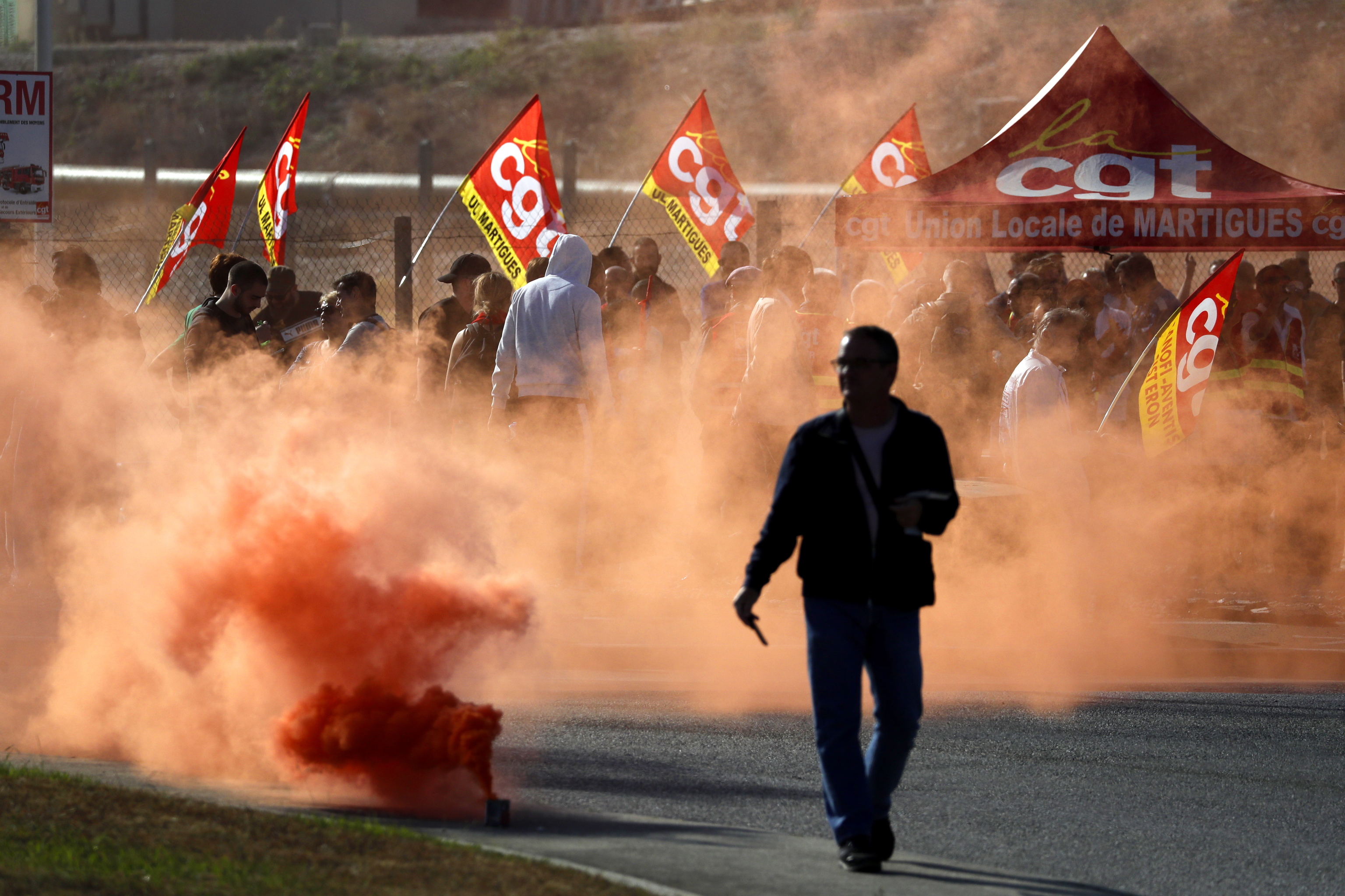 Trabajadores de TotalEnergies y Esso ExxonMobil en una protesta en la refinera de La Mede, Chateau Neuf les Martigues,