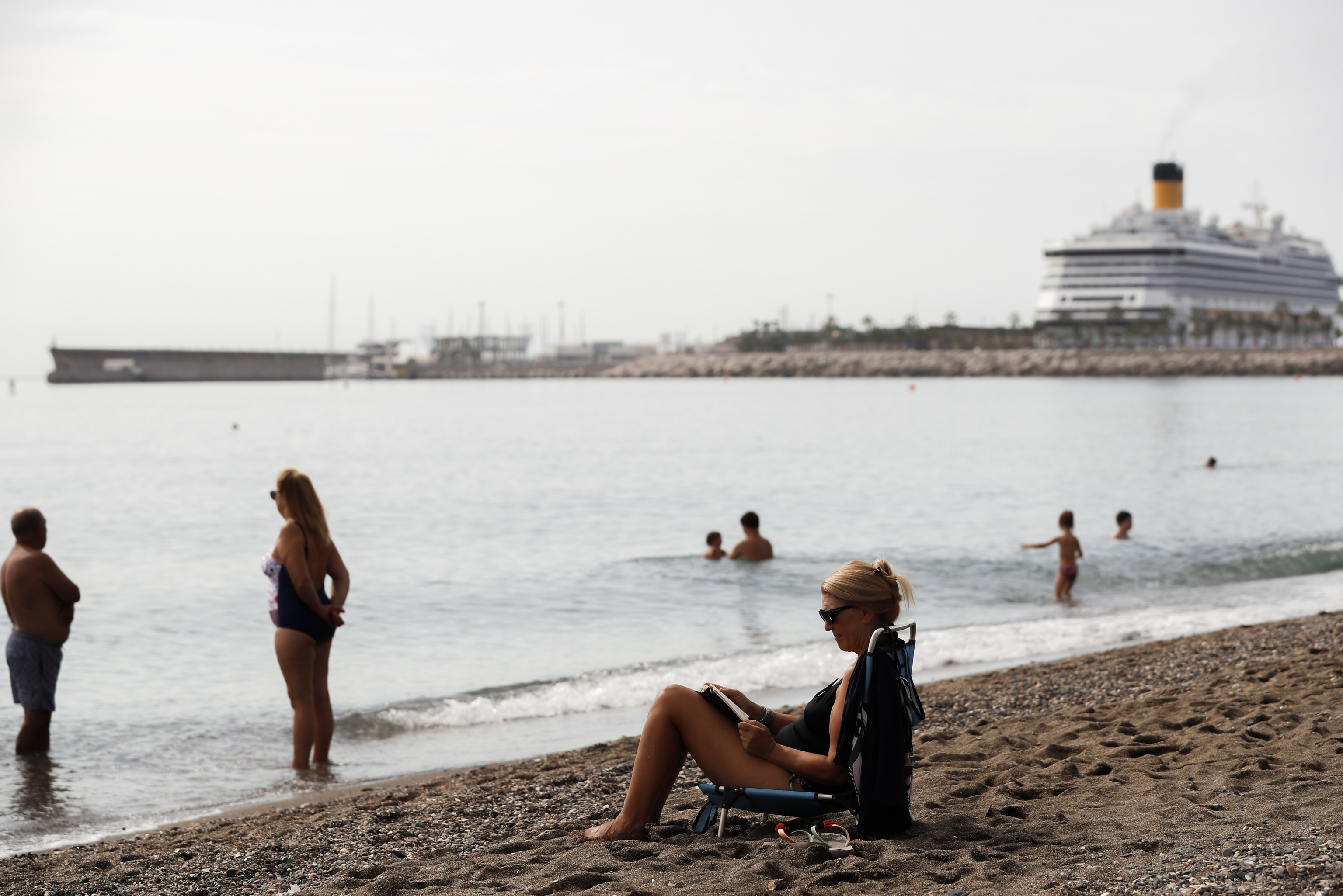 Algunos personas disfrutan este miércoles del buen tiempo en la playa de la Malagueta, en Málaga.