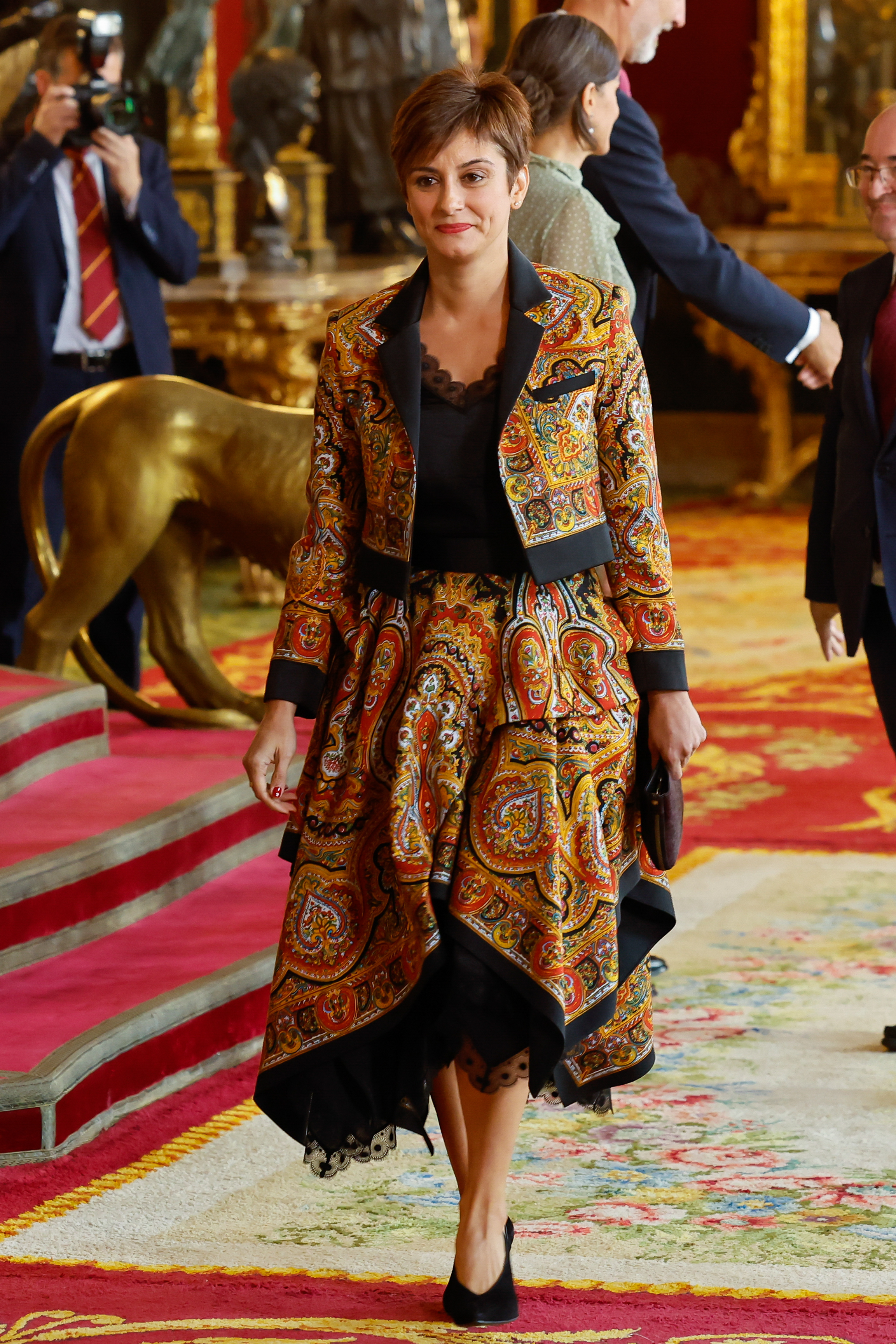 ALT: Isabel Rodrguez, con el mantn tradicional en la recepcin en el Palacio Real.