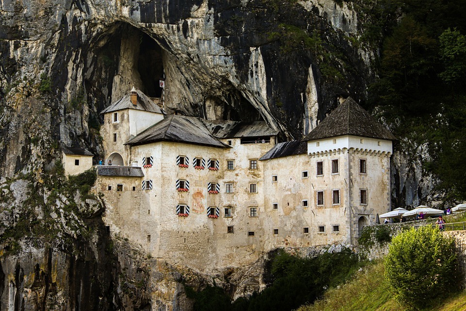 Castillo de Predjama, en Eslovenia.