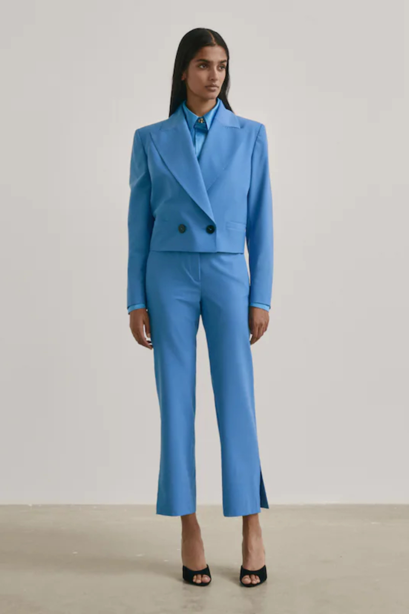 ALT: Traje azul con chaqueta corta de Massimo Dutti