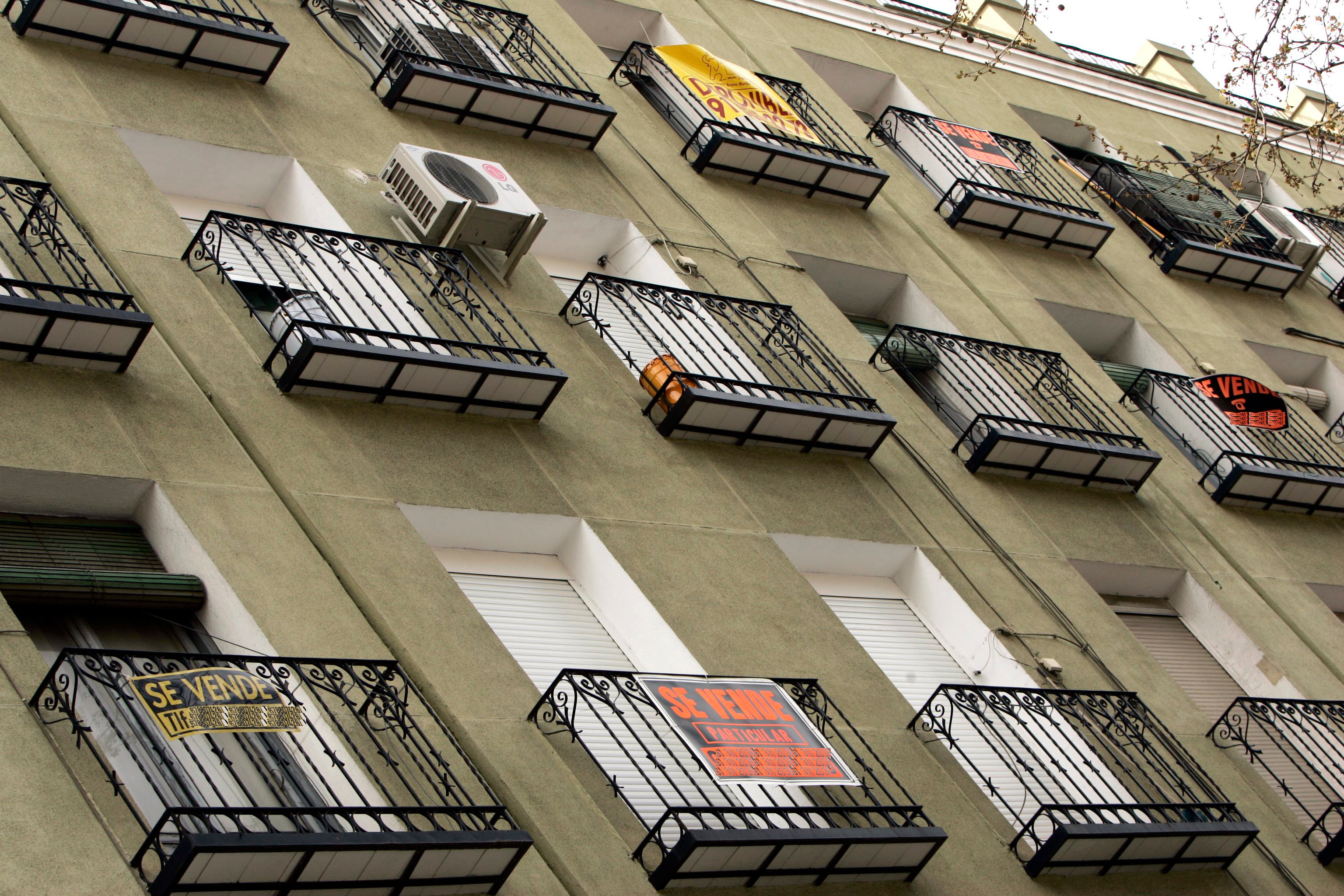 Carteles de viviendas en venta, en Madrid.