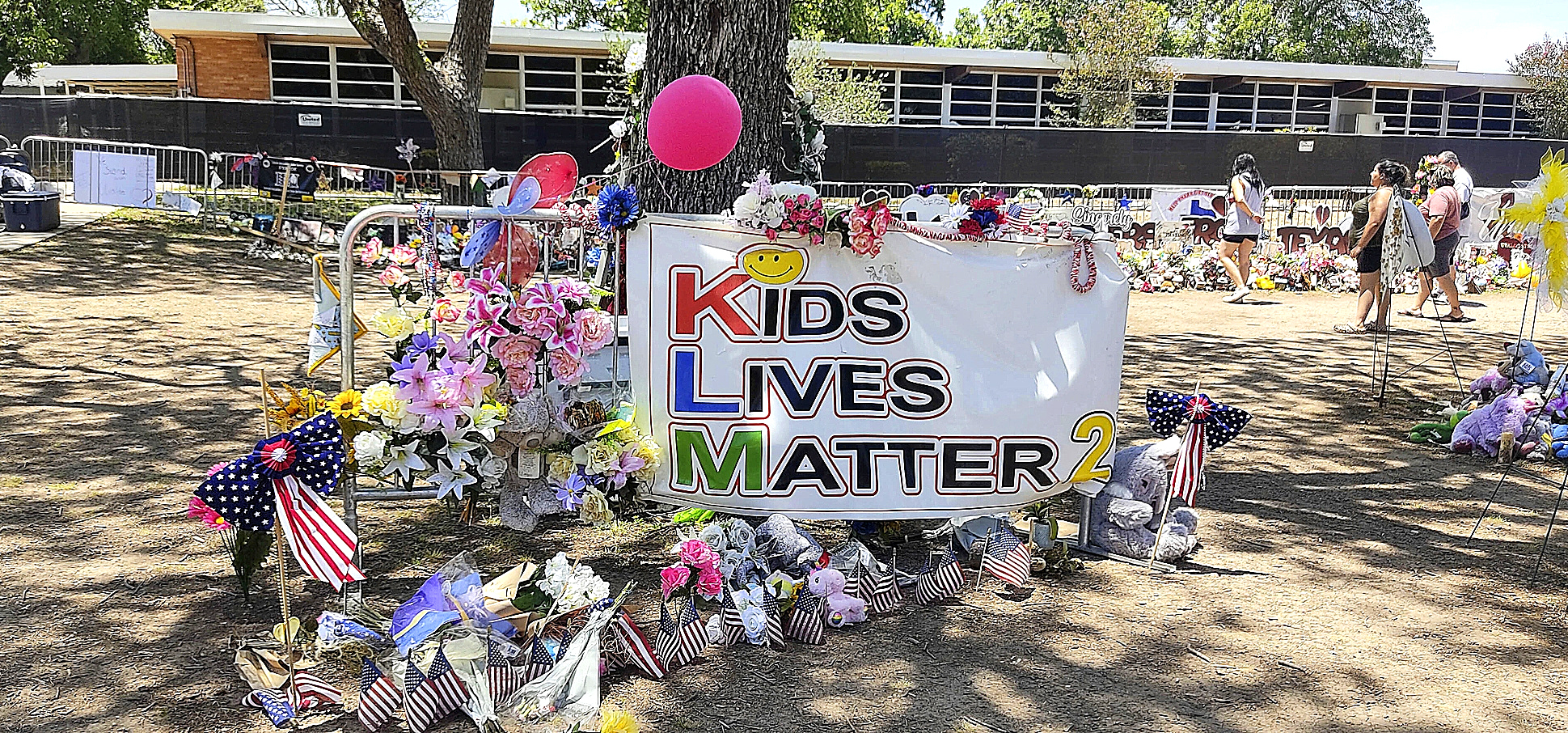 Flores en el colegio de Uvalde, escenario en mayo de la peor matanza desde Sandy Hook.