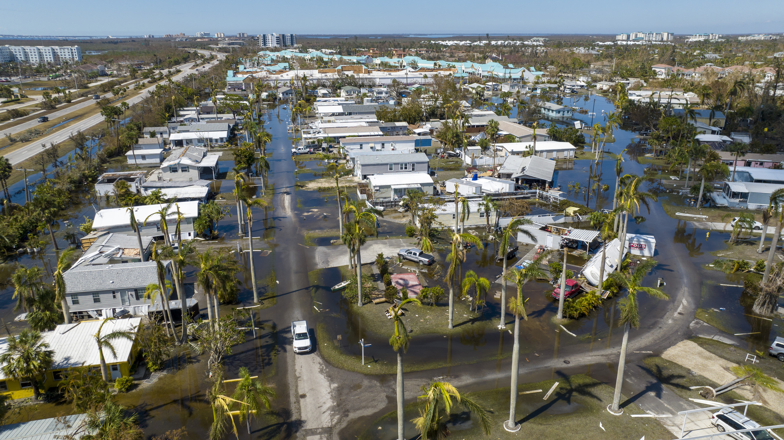 El agua inunda un parque de casas rodantes daado en Fort Myers, despus de que el huracn Ian pasara por el rea.
