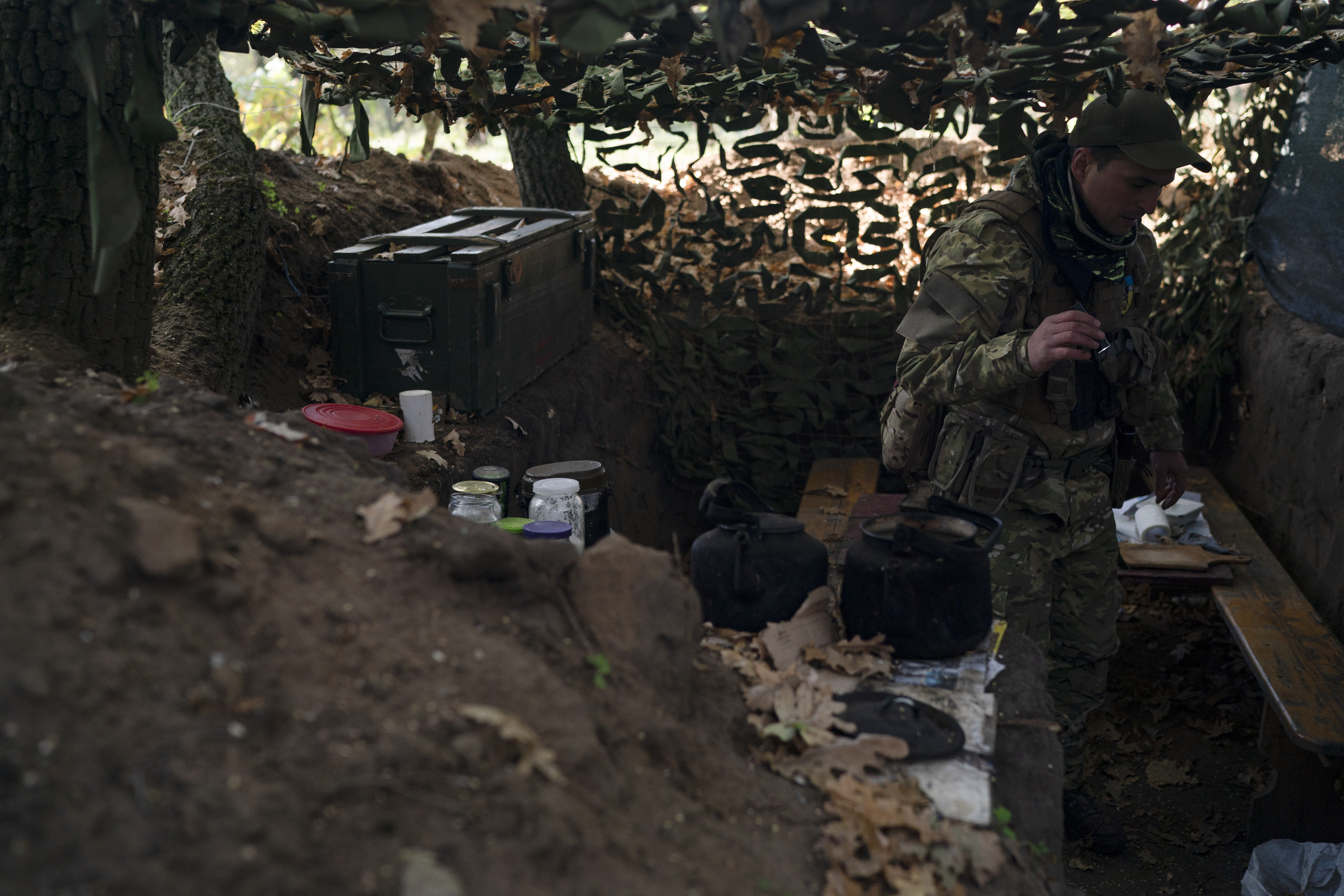 Un soldado ucraniano en las trincheras cavadas por los rusos en una zona de Jersn.