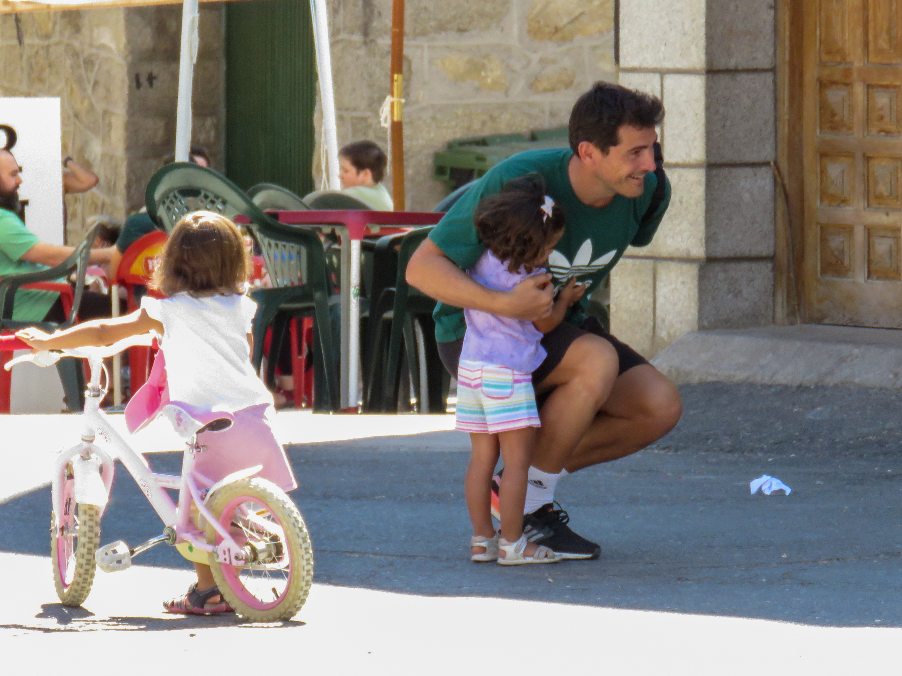 Casillas jugando con unos ni�os en Navalacruz