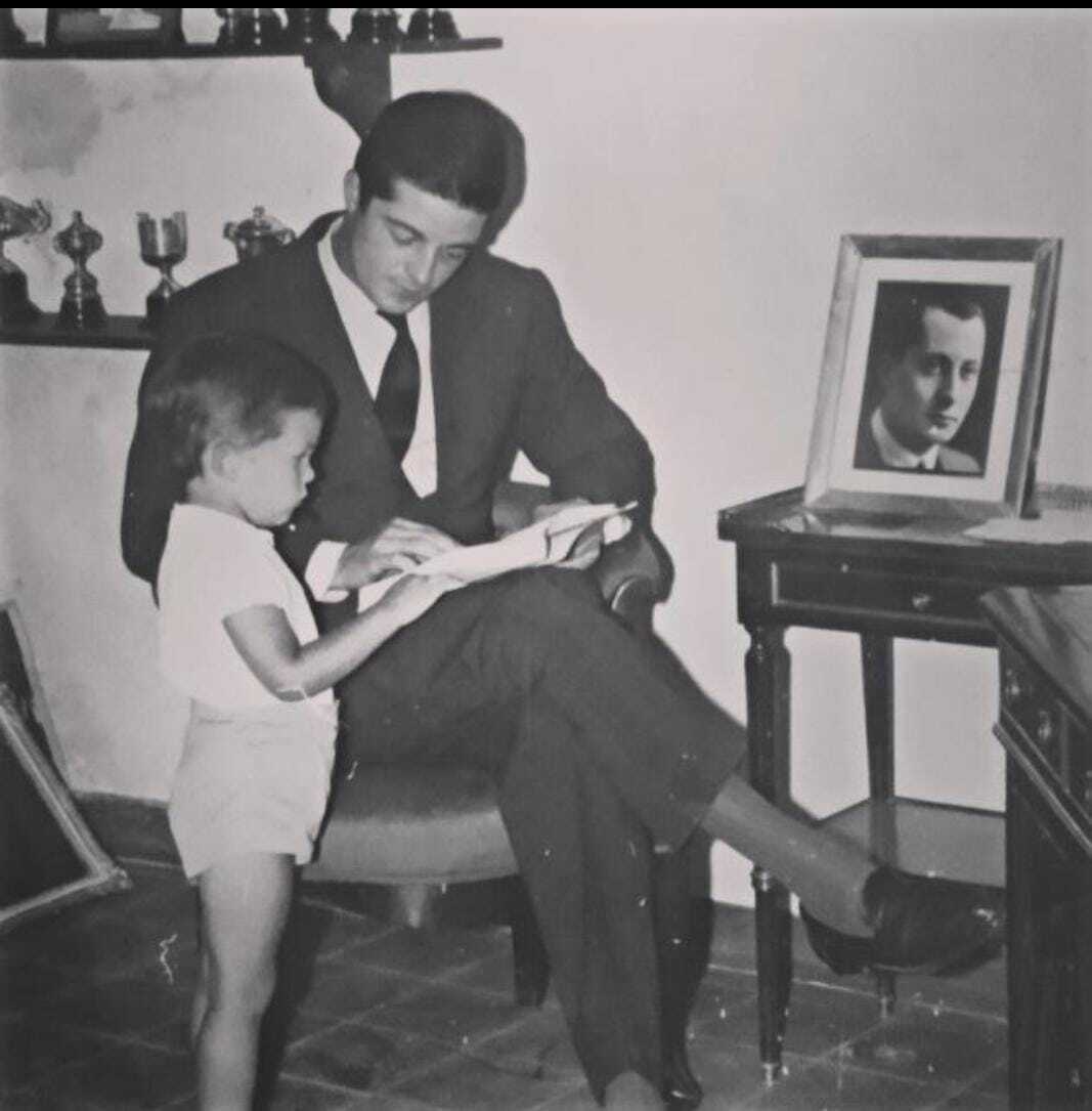 Foto indita de Miguel Primo de Rivera y Urquijo y su hijo Fernando ante una foto de Jos Antonio.