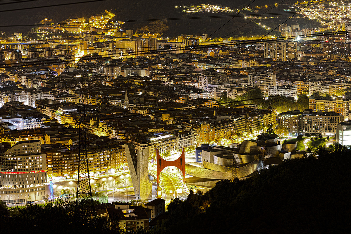 Vista nocturna de Bilbao.