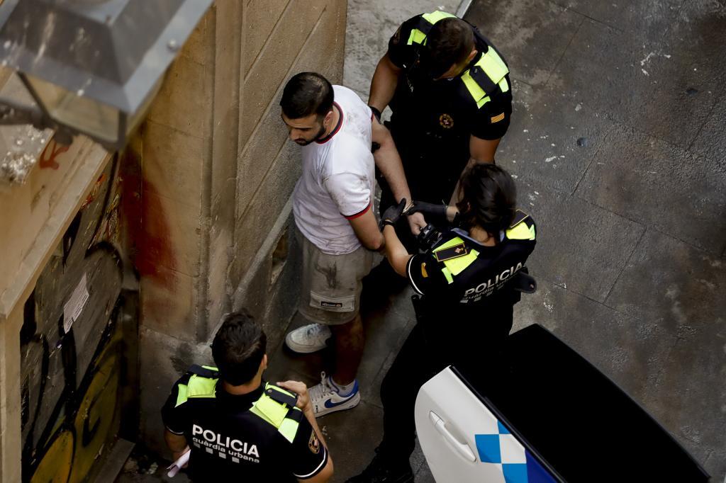 Imagen de una detención en el centro de Barcelona