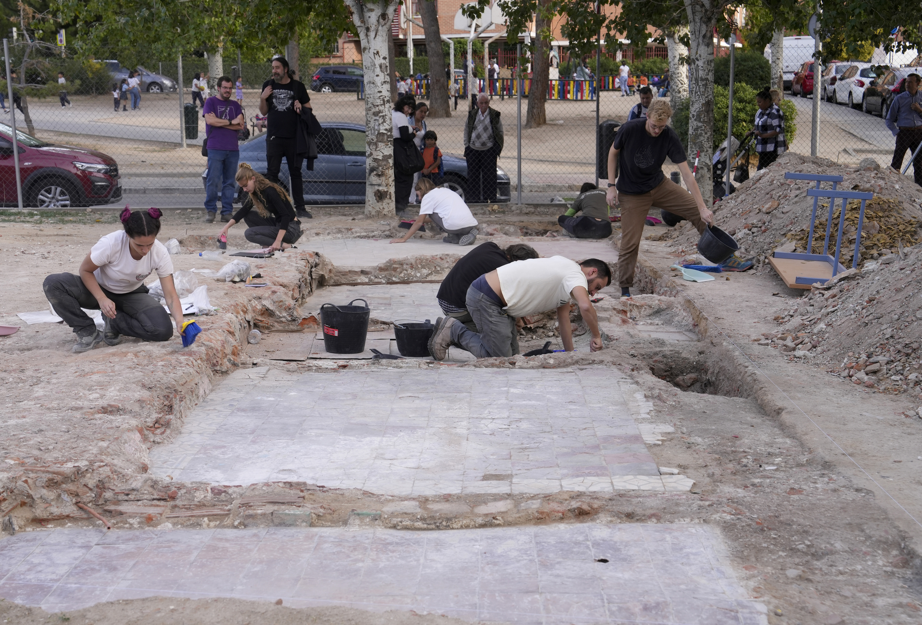 Los arqueólogos trabajan en la excavación de los números 6 y 8 de la calle Peironcely.