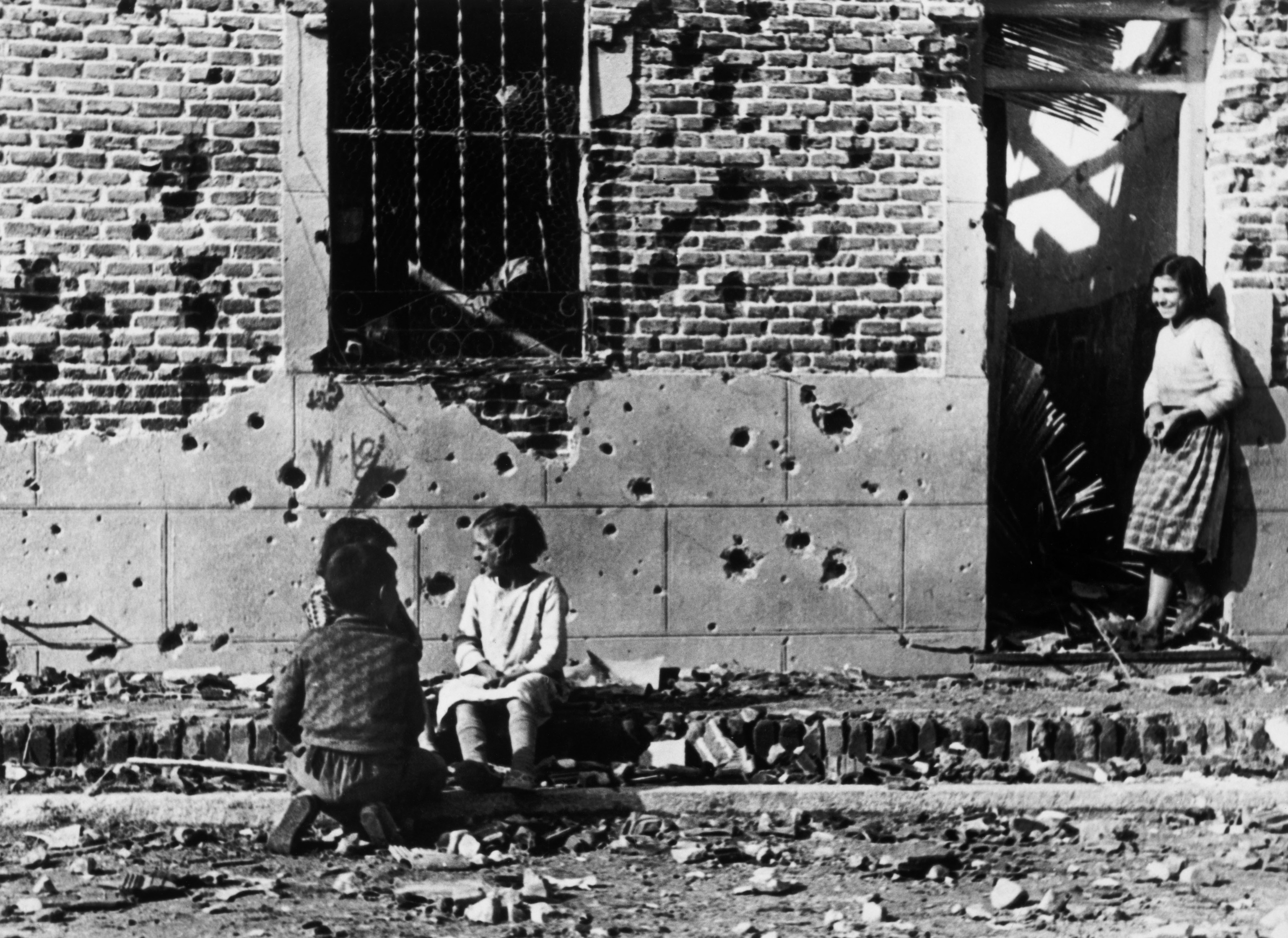 La fotografía que Robert Capa tomó en una casa de Vallecas, tras los bombardeos de 1936.