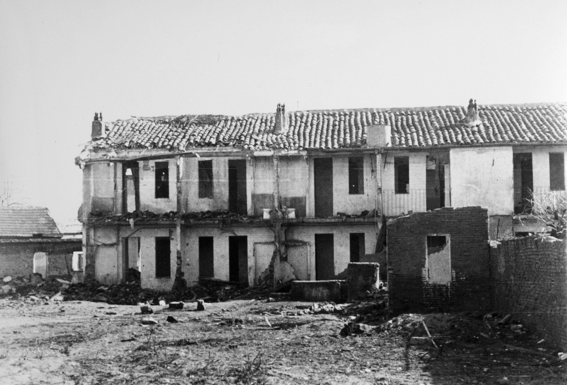 Fotografía de las viviendas bombardeadas en Peironcely, 6 y 8, en el barrio de Entrevías (Vallecas).