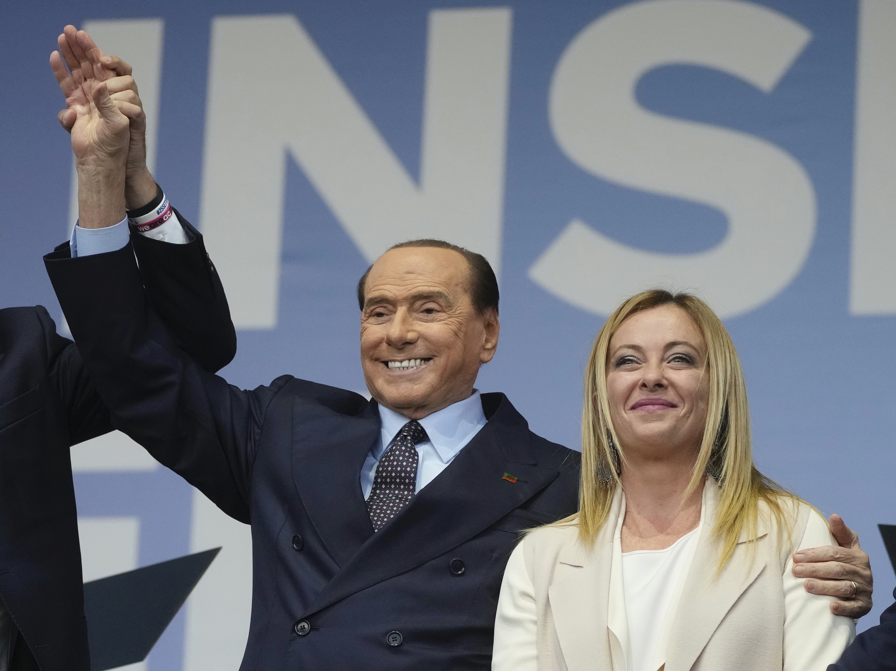 Berlusconi junto a Meloni en un mitin en Roma antes de la victoria electoral.