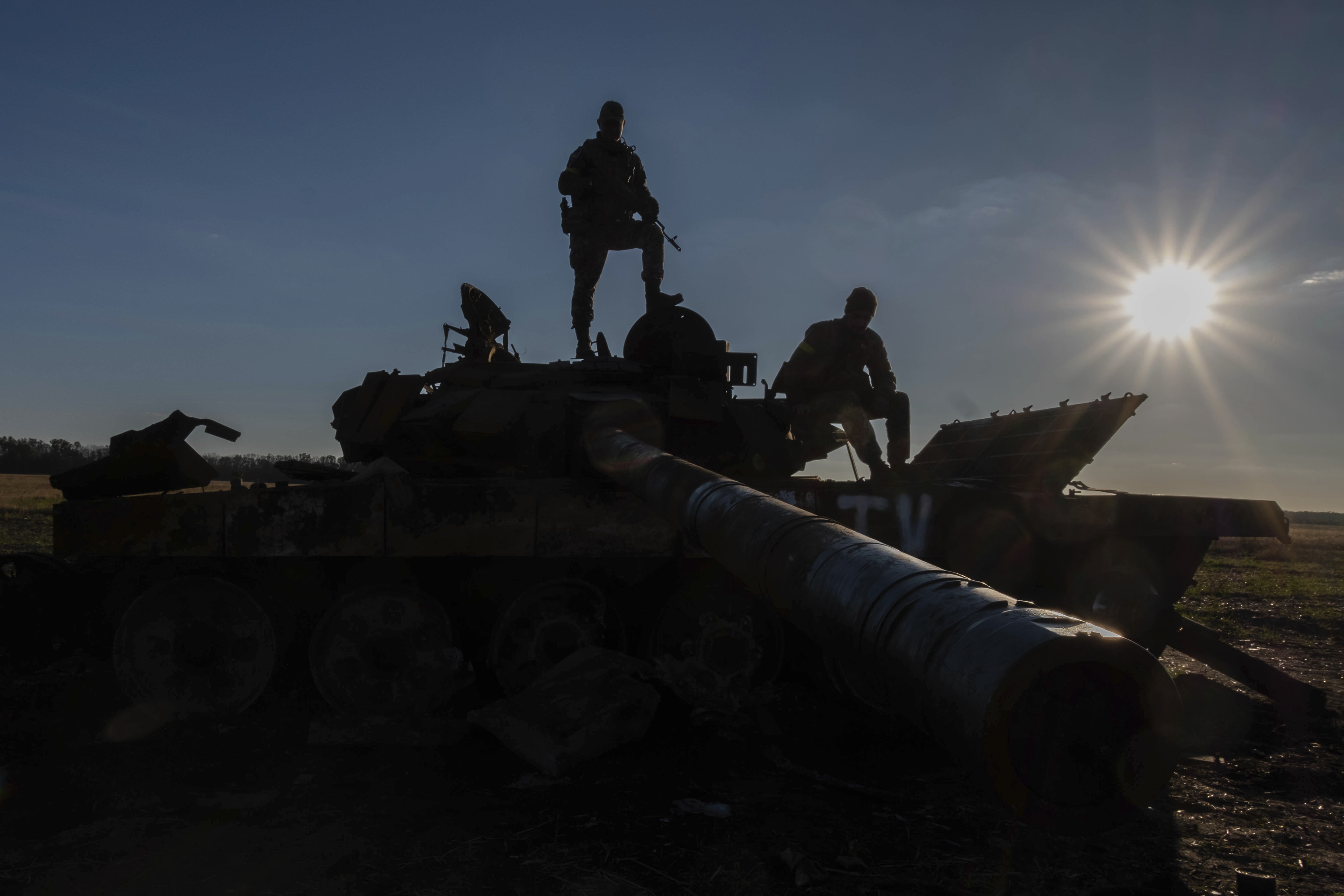 Soldados ucranianos sobre un tanque ruso destruido.